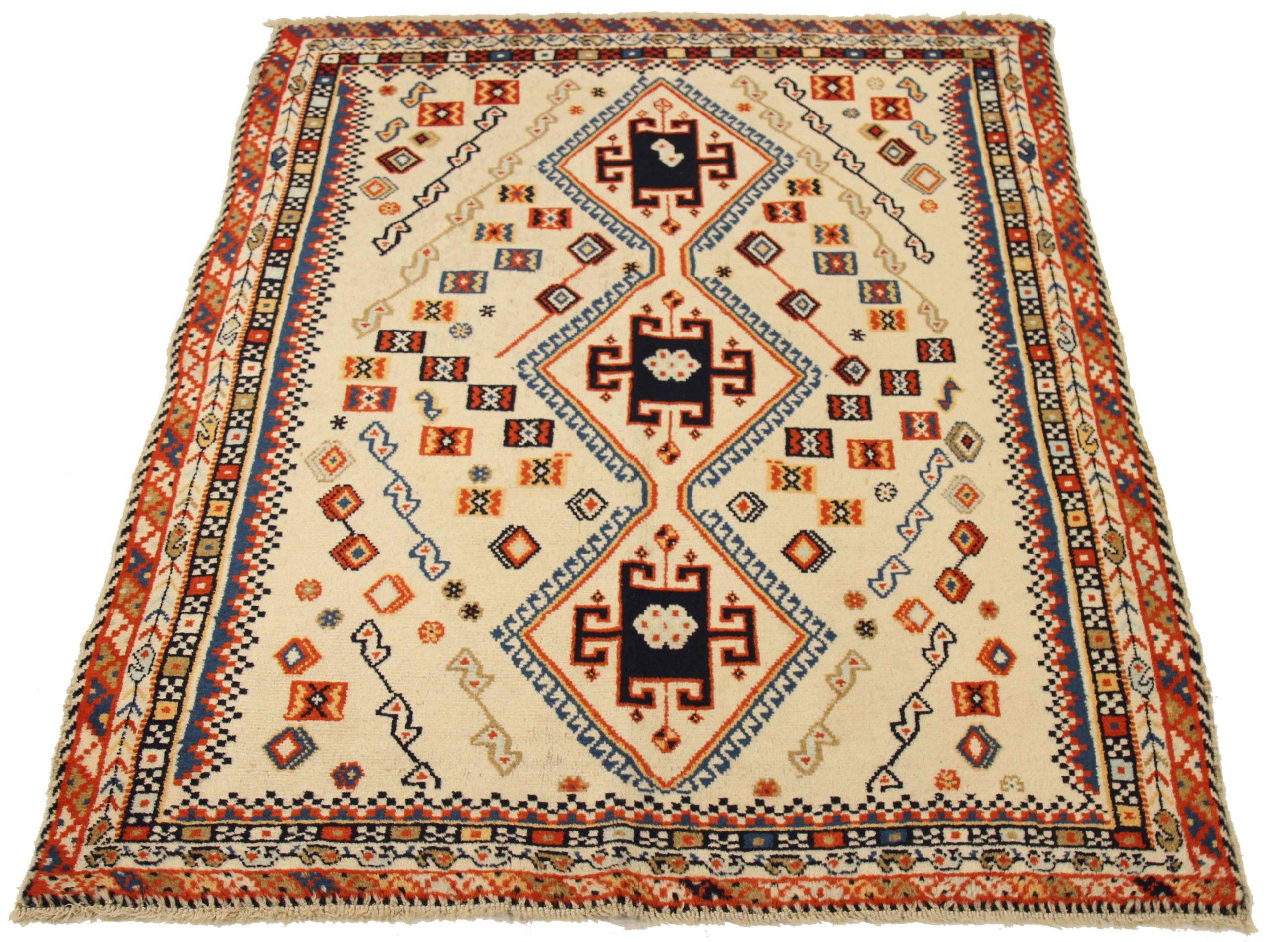 Entdecken Sie die Eleganz des persischen Shiraz mit dem kleinen Teppich von CIRCA 1910. Dieses exklusive Design aus Wolle und Elfenbein ist perfekt, um Ihren Raum zu verschönern.