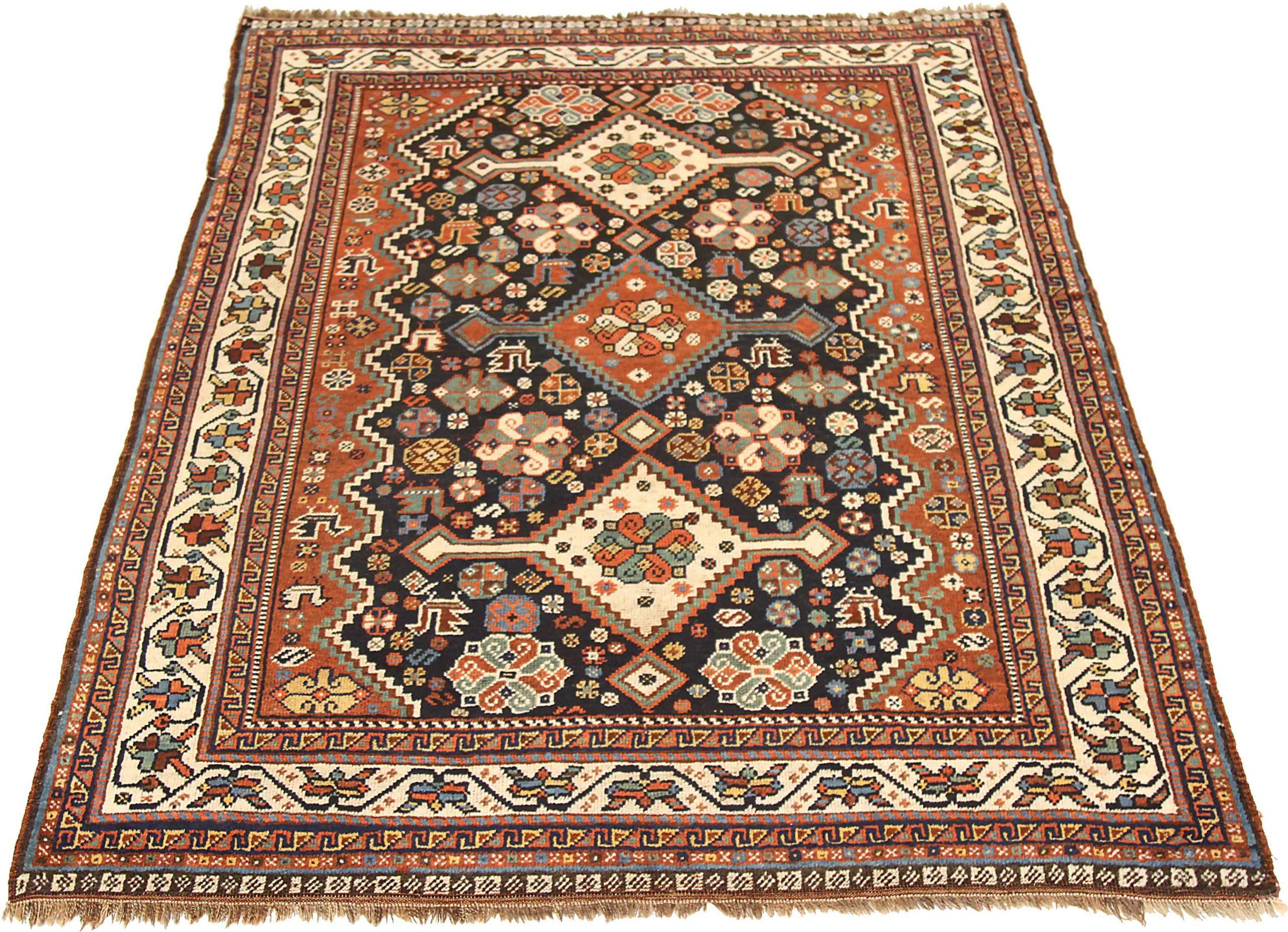 Scopri l'eleganza del tappeto persiano Shiraz di piccole dimensioni del 1940. Progettato con lana e avorio e blu-rosso, questo design esclusivo è perfetto per valorizzare il tuo spazio.