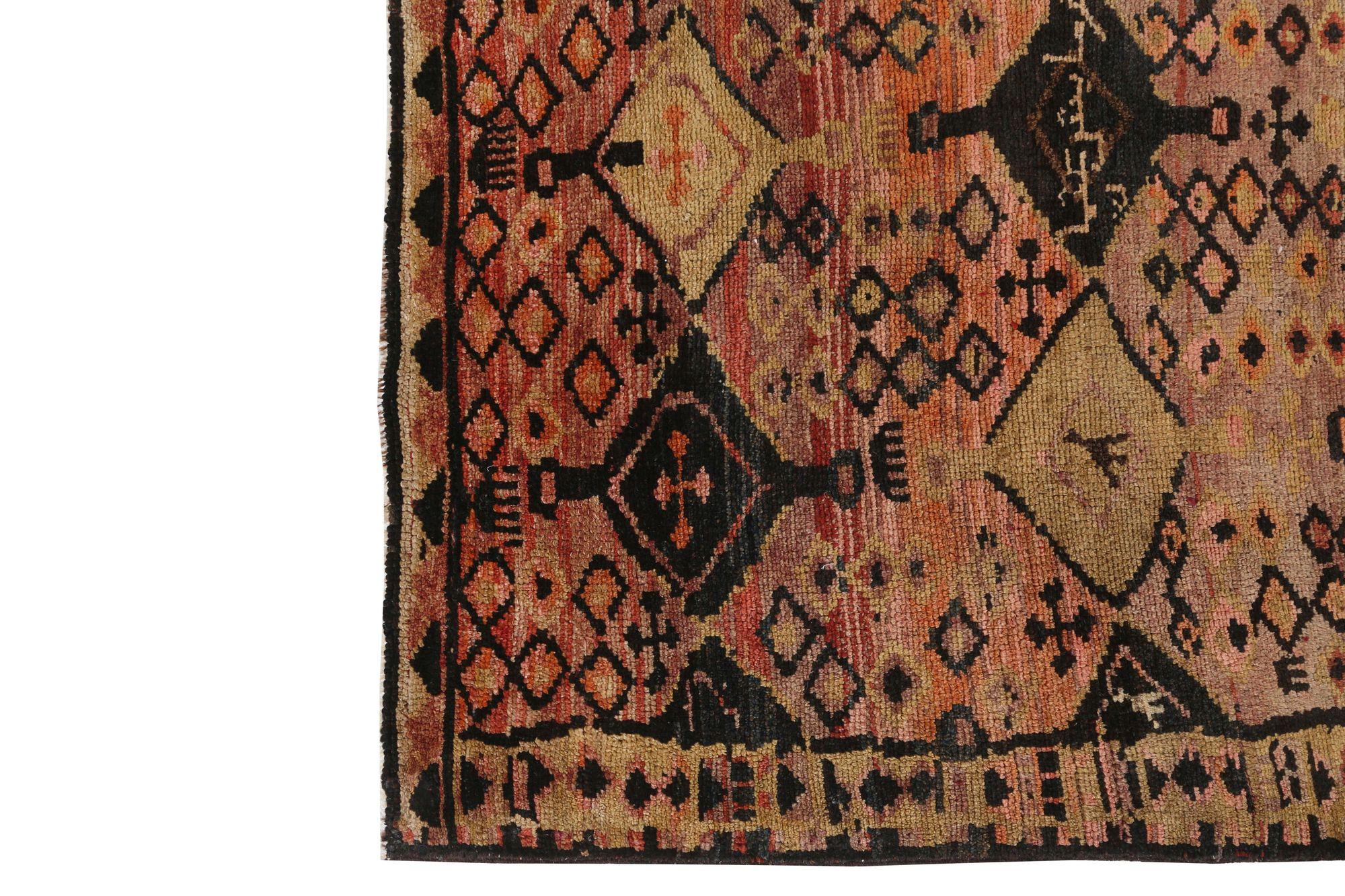 Descubre la elegancia de la Alfombra Persa Shiraz Pequeña de Circa 1910. Diseñado con Lana y NegroNaranjaPúrpuraAmarillo, este diseño exclusivo es perfecto para realzar tu espacio.