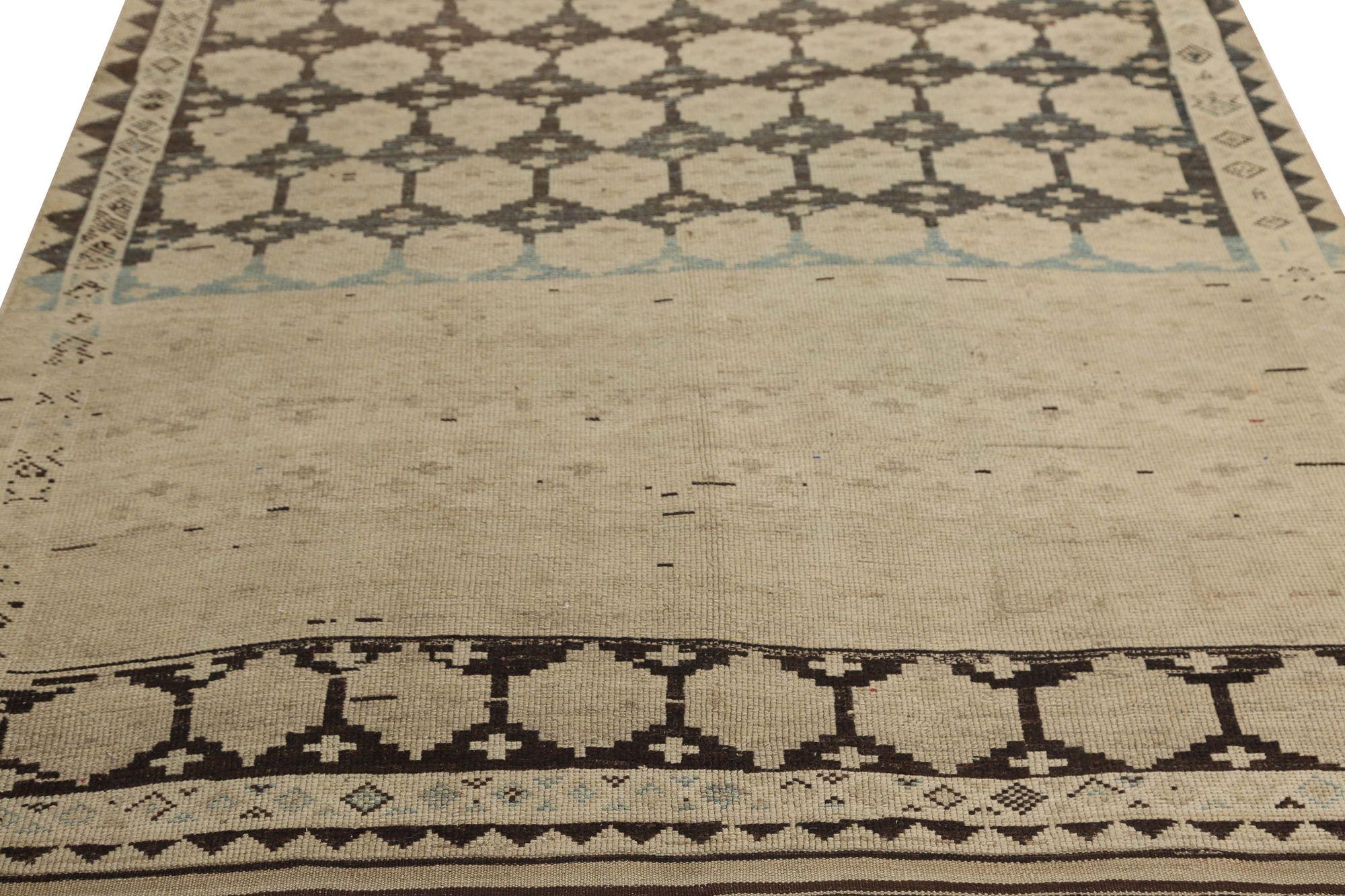 Entdecken Sie die Eleganz des persischen Shiraz mit dem kleinen Teppich von CIRCA 1880. Dieses exklusive Design aus Wolle und BlauBraunElfenbein ist perfekt, um Ihren Raum zu verschönern.