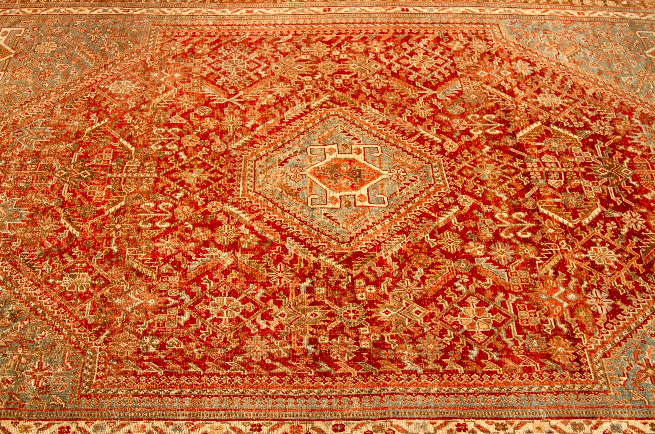 Entdecken Sie die Eleganz des persischen Shiraz mit dem kleinen Teppich von CIRCA 1880. Dieses exklusive Design aus Wolle und Blau-Elfenbein-Rot ist perfekt, um Ihren Raum zu verschönern.