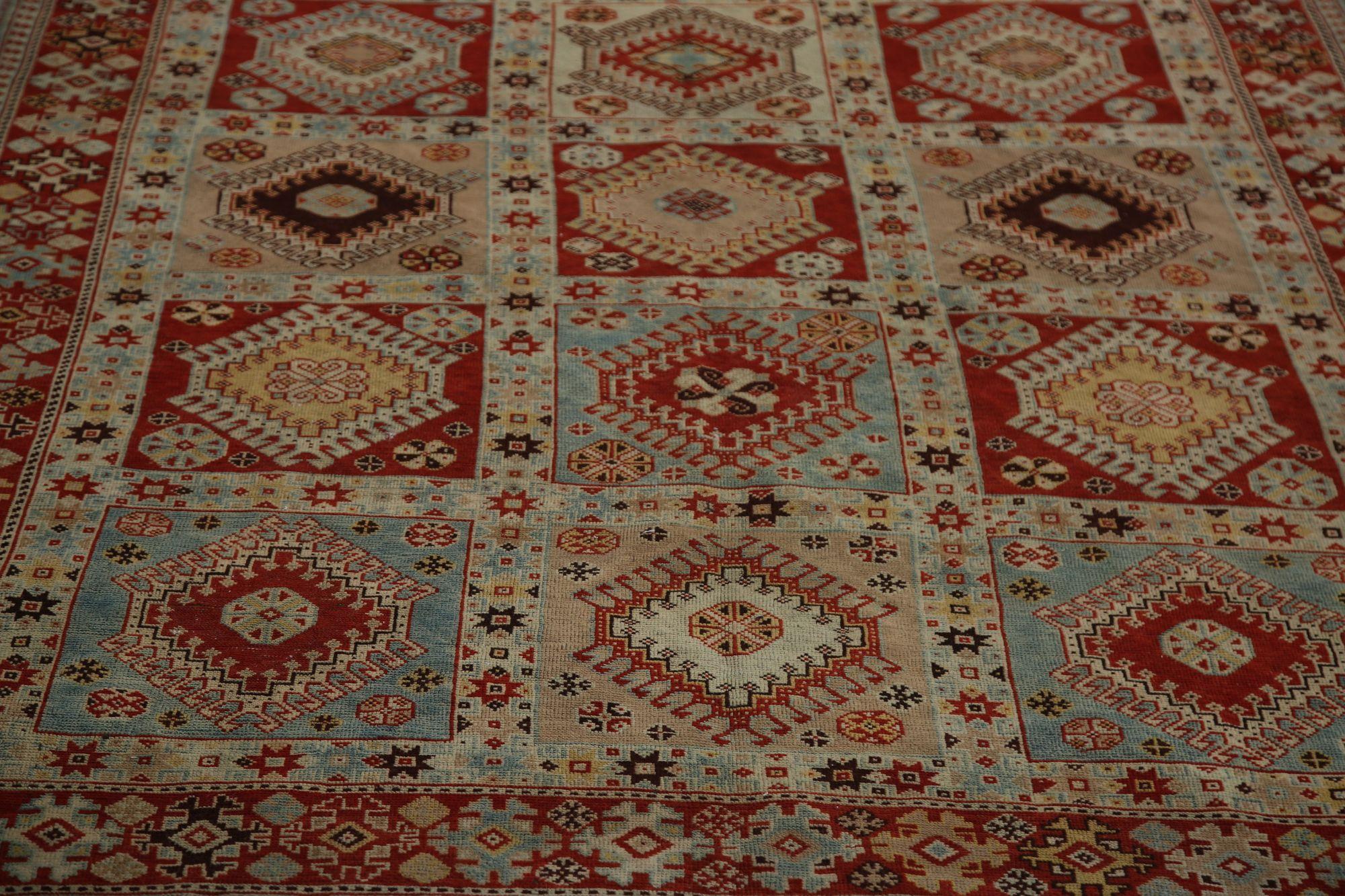 Entdecken Sie die Eleganz des persischen Shiraz mit dem kleinen Teppich von CIRCA 1910. Dieses exklusive Design aus Wolle und Blau-Elfenbein-Rot ist perfekt, um Ihren Raum zu verschönern.