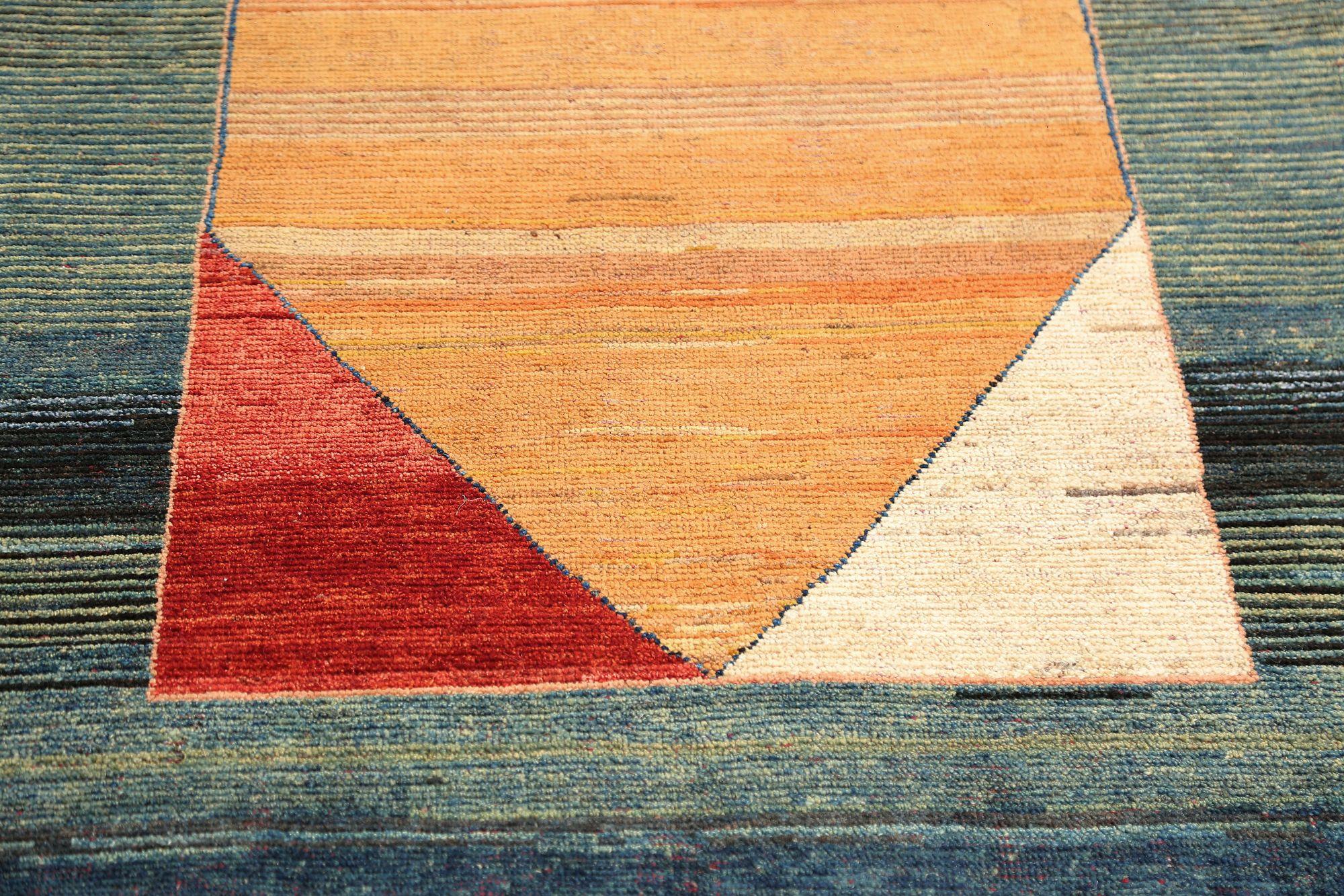 Entdecken Sie die Eleganz des persischen Shiraz mit dem kleinen Teppich von CIRCA 1910. Dieses exklusive Design aus Wolle und Blau-Elfenbein-Rot-Gelb ist perfekt, um Ihren Raum zu verschönern.