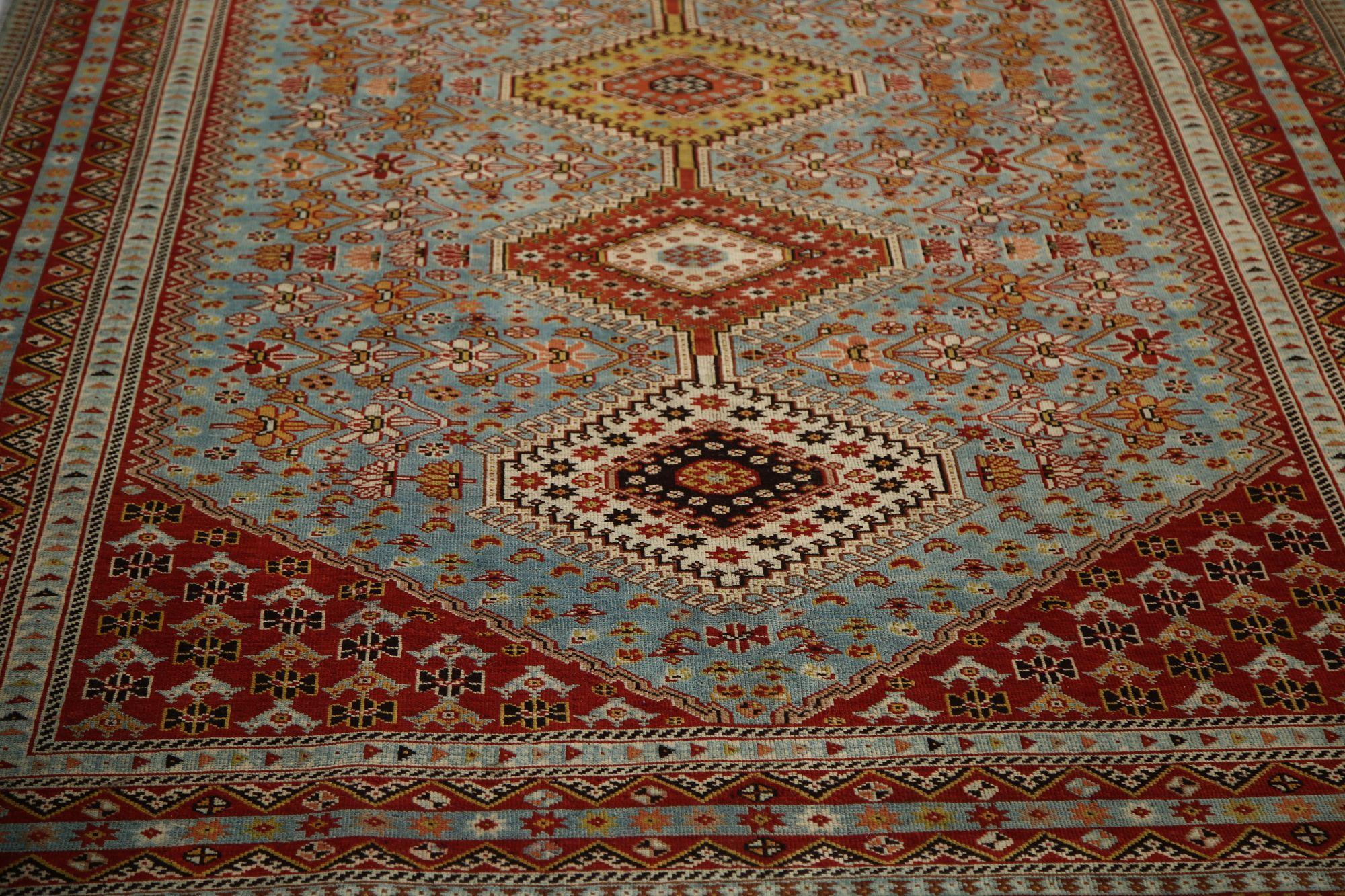 Entdecken Sie die Eleganz des persischen Shiraz mit dem kleinen Teppich von CIRCA 1910. Dieses exklusive Design mit Wolle und BlueRed ist perfekt, um Ihren Raum zu verschönern.