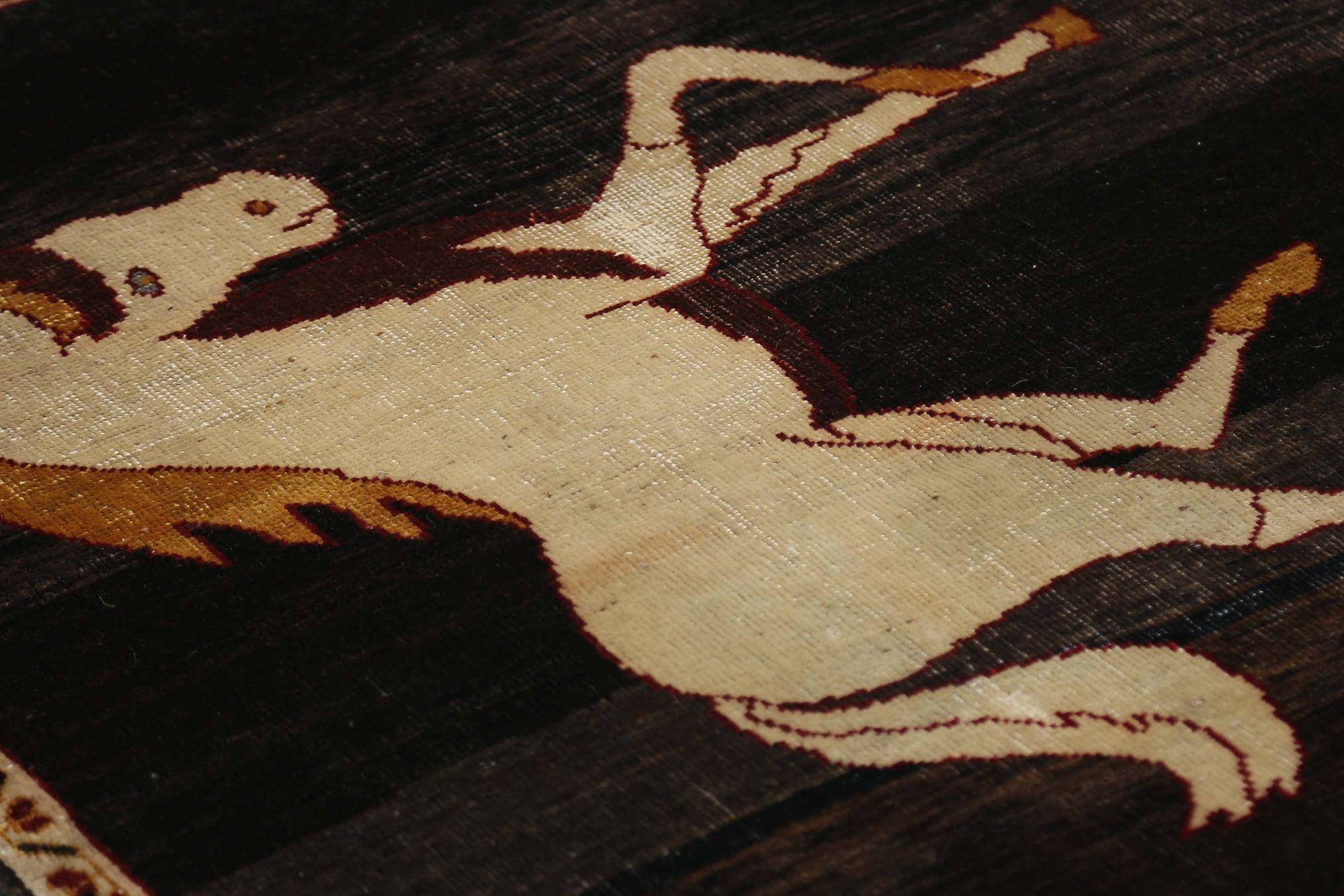 Scopri l'eleganza del tappeto persiano Shiraz di piccole dimensioni del 1940. Progettato in lana e marrone-avorio, questo design esclusivo è perfetto per valorizzare il tuo spazio.