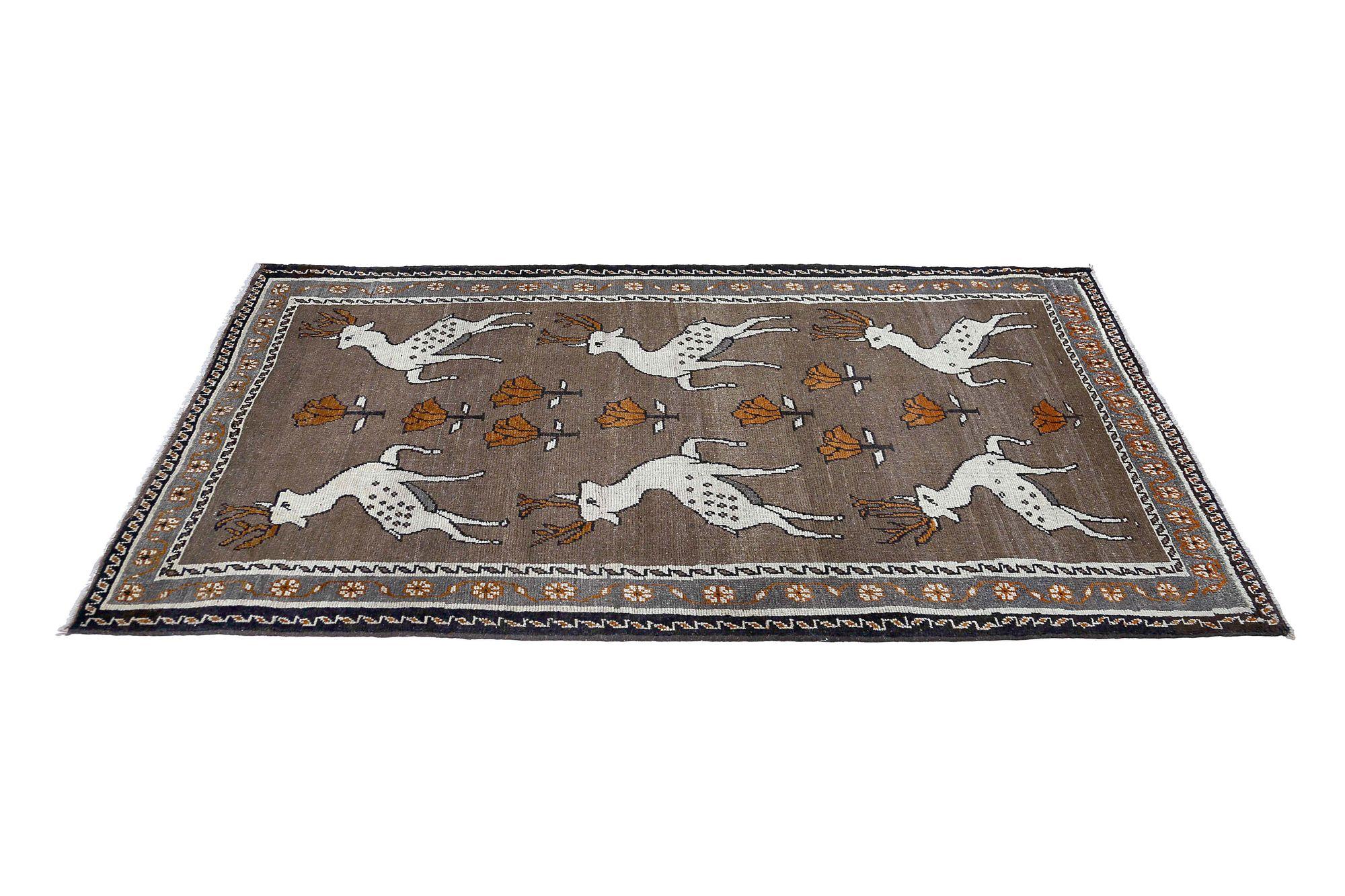 Entdecken Sie die Eleganz des persischen Shiraz mit dem kleinen Teppich von CIRCA 1940. Dieses exklusive Design aus Wolle und Braun-Elfenbein ist perfekt, um Ihren Raum zu verschönern.