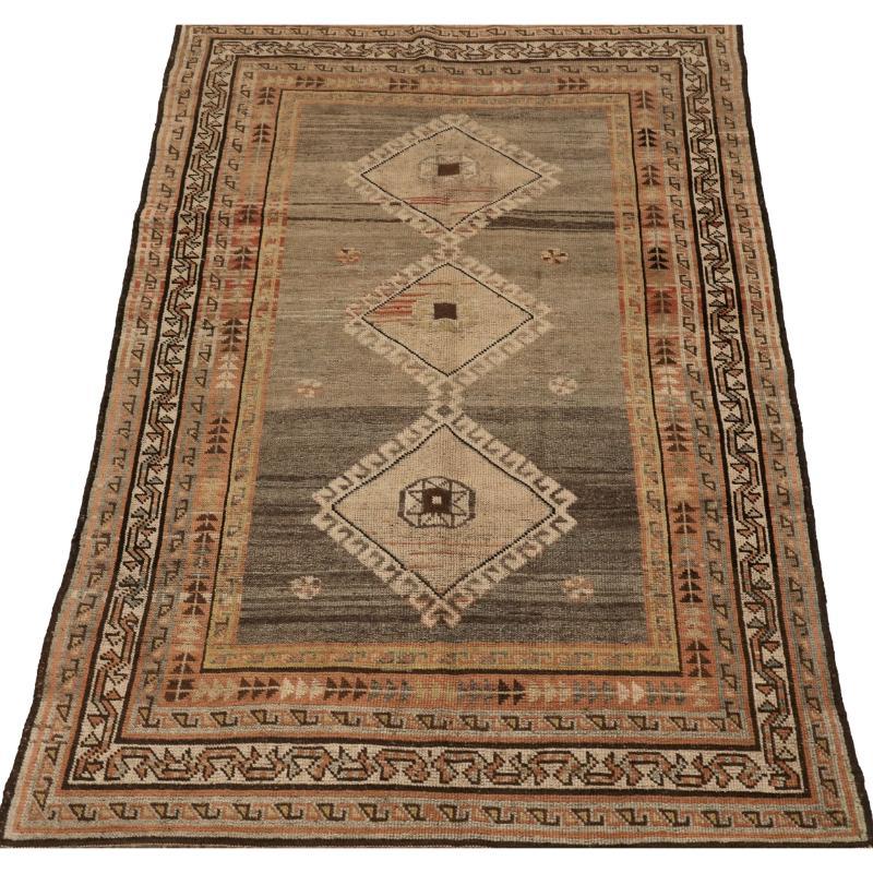 Scopri l'eleganza del tappeto persiano Shiraz di piccole dimensioni del 1940. Progettato con lana e marrone-avorio-rosso-tortora, questo design esclusivo è perfetto per valorizzare il tuo spazio.