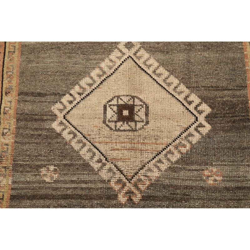 Tappeto Persiano Shiraz Small - Lana Marrone Avorio Rosso Taupe Design - 94578 In condizioni ottime in vendita a Dallas, TX