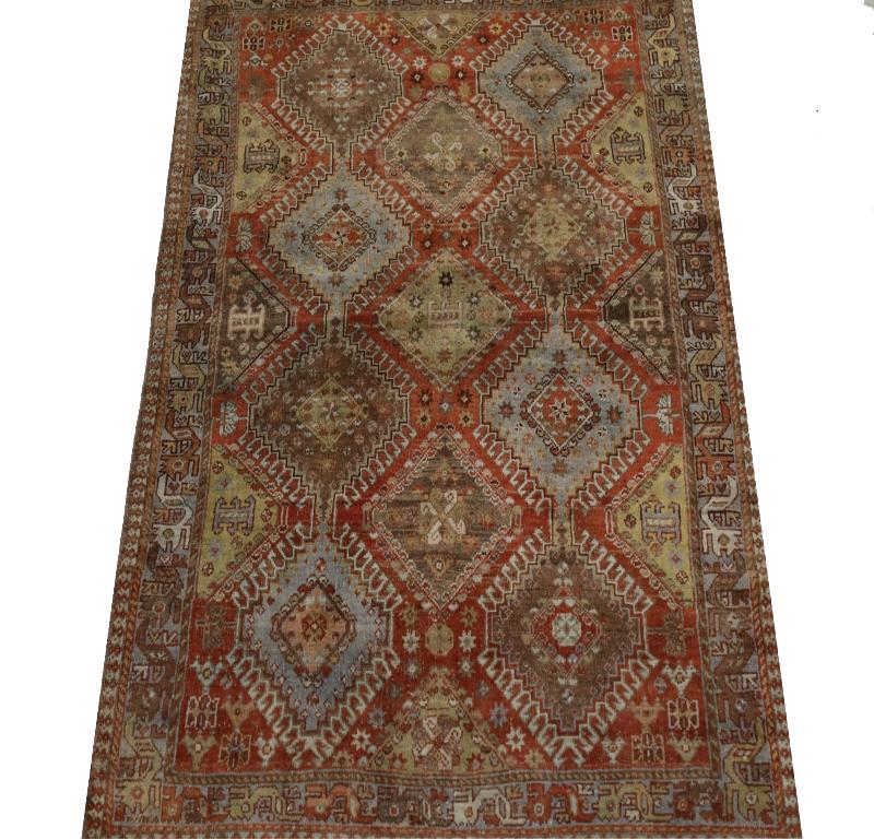 Entdecken Sie die Eleganz des persischen Shiraz mit dem kleinen Teppich von CIRCA 1880. Dieses exklusive Design aus Wolle und BraunRotGelb ist perfekt, um Ihren Raum zu verschönern.