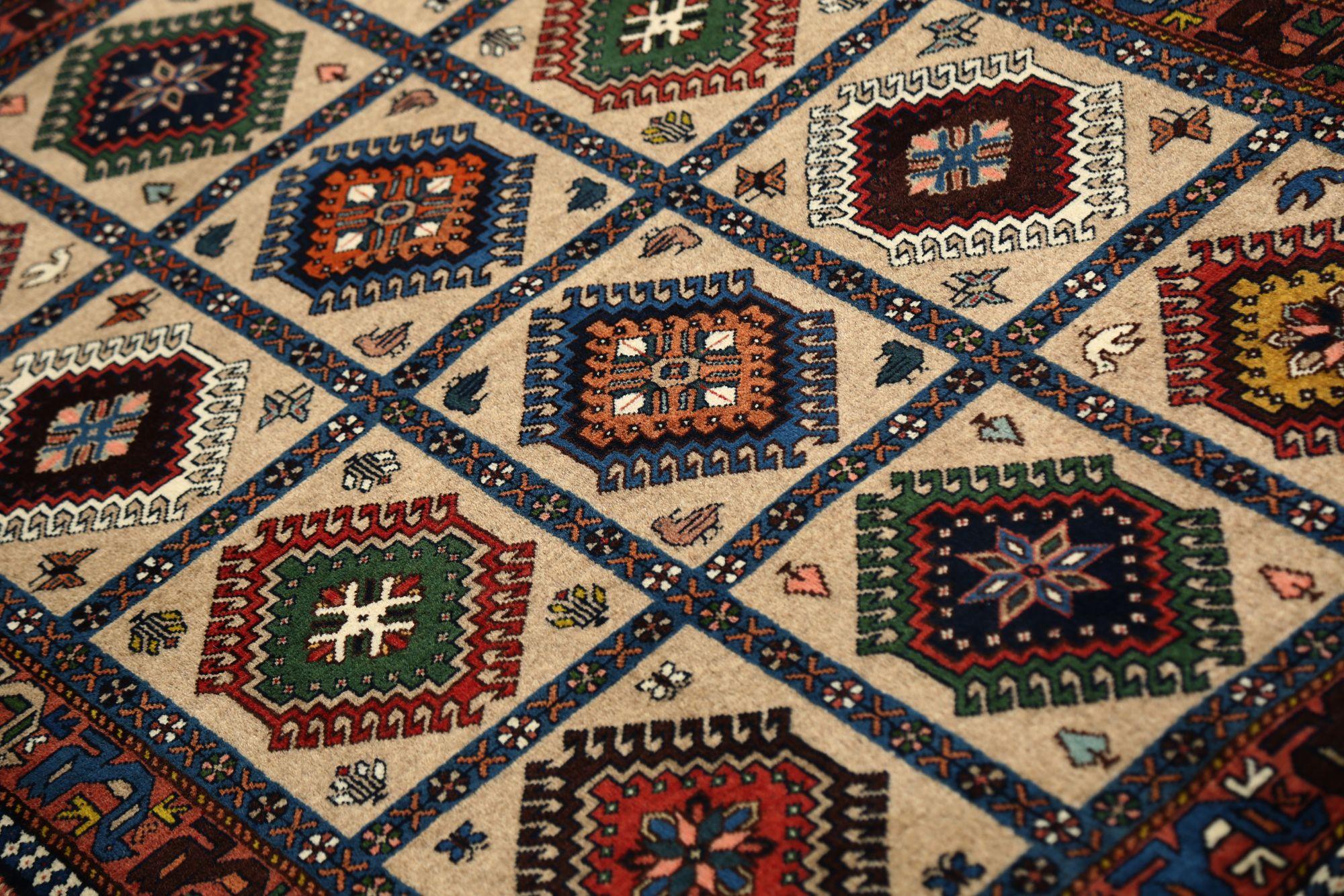 Scopri l'eleganza del tappeto persiano Shiraz di piccole dimensioni del 1910. Progettato con Lana e Marrone-Taupe, questo design esclusivo è perfetto per valorizzare il tuo spazio.