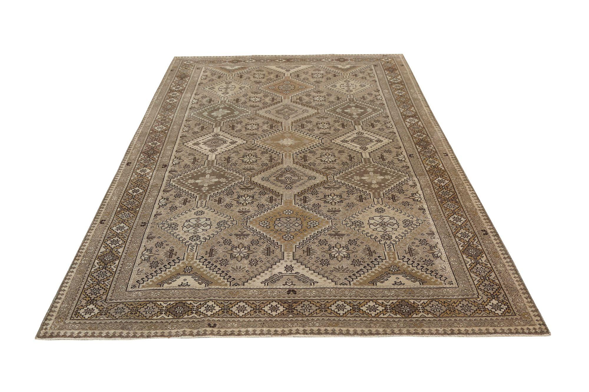 Scopri l'eleganza del tappeto persiano Shiraz di piccole dimensioni del 1940. Progettato con Lana e Marrone-Taupe, questo design esclusivo è perfetto per valorizzare il tuo spazio.