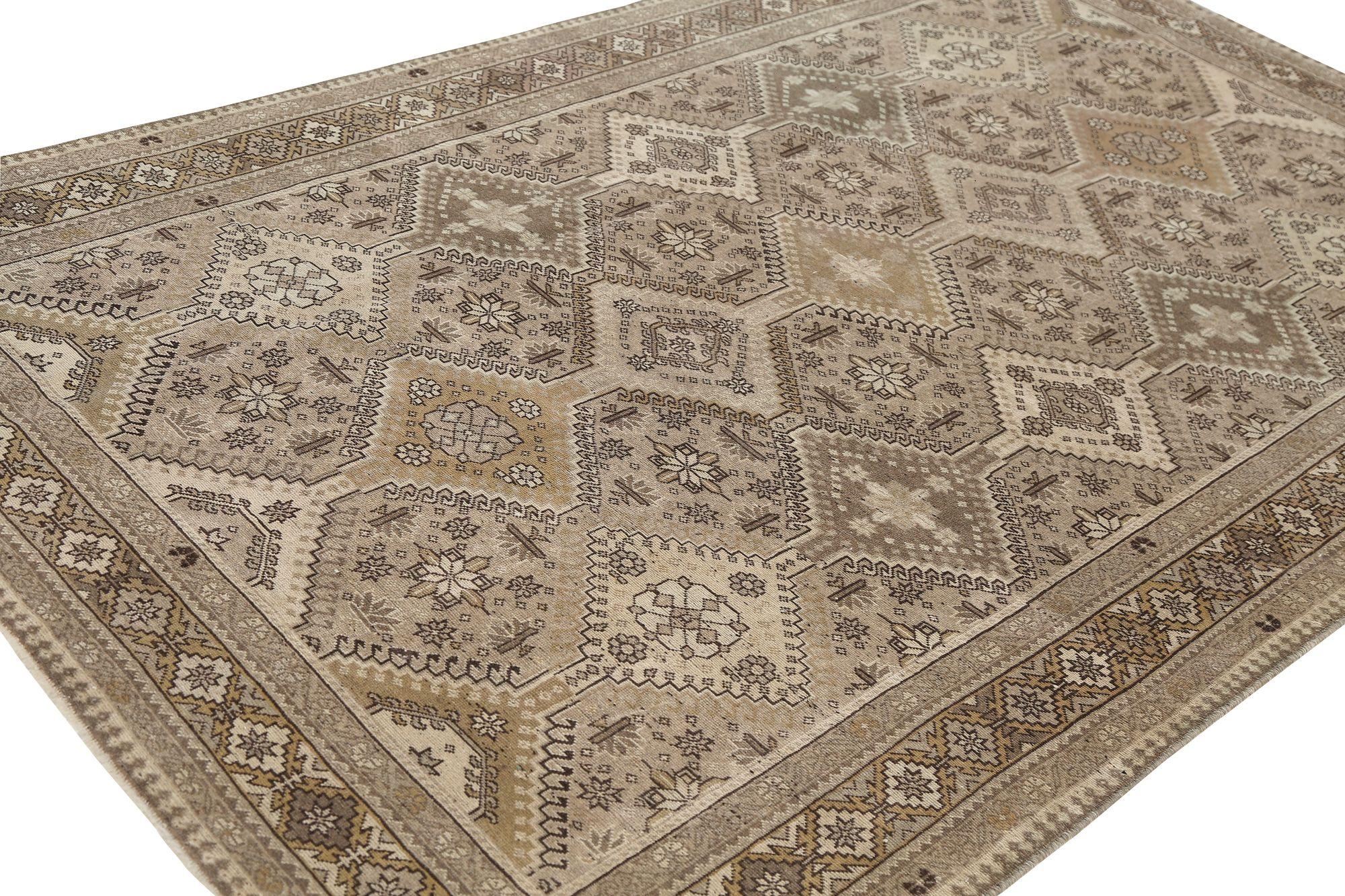 Tappeto persiano Shiraz Small - Lana Marrone Taupe Design - 96861 In condizioni ottime in vendita a Dallas, TX