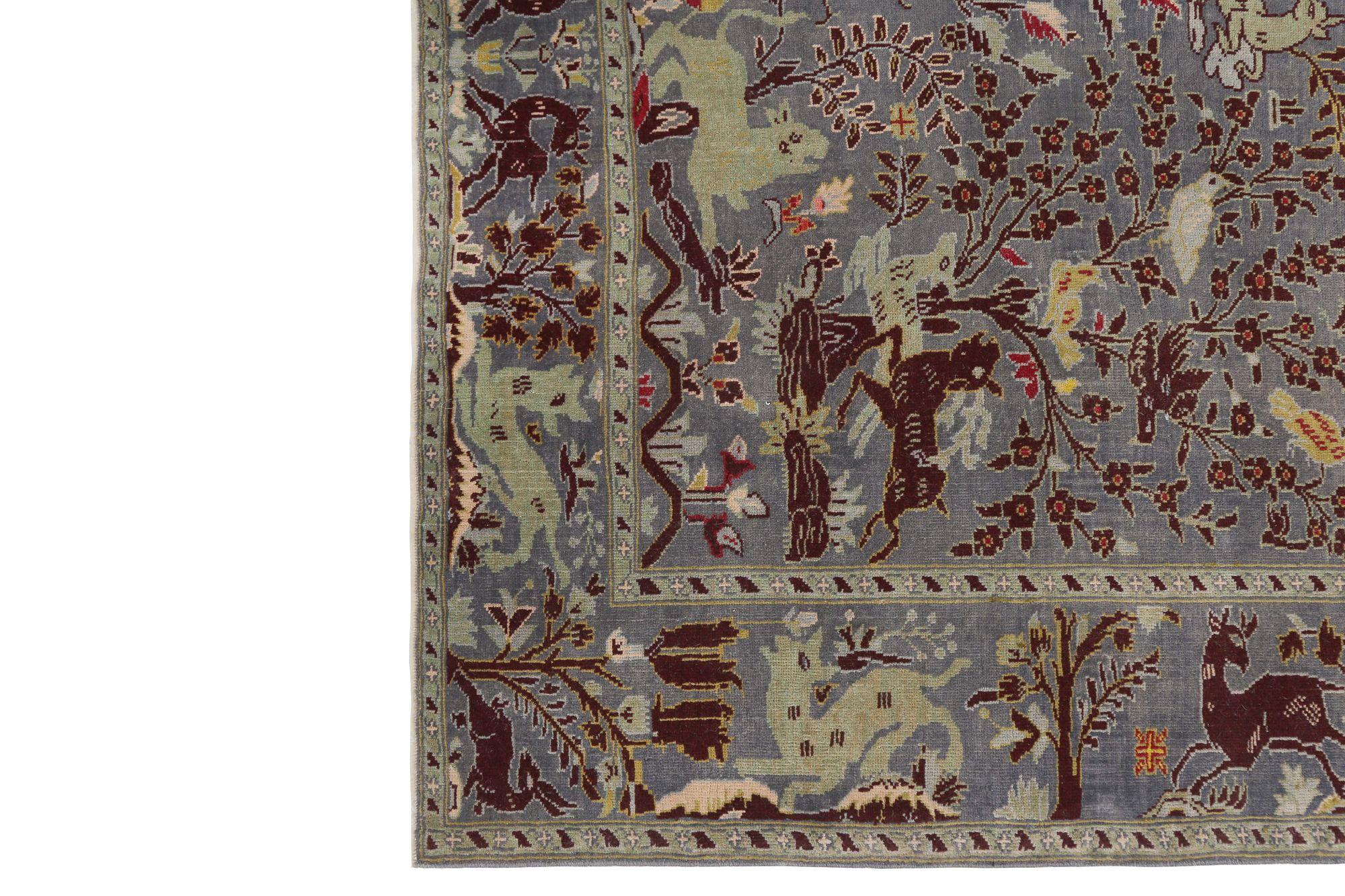 Entdecken Sie die Eleganz des persischen Shiraz mit dem kleinen Teppich von CIRCA 1940. Dieses exklusive Design aus Wolle und Grau ist perfekt, um Ihren Raum zu verschönern.