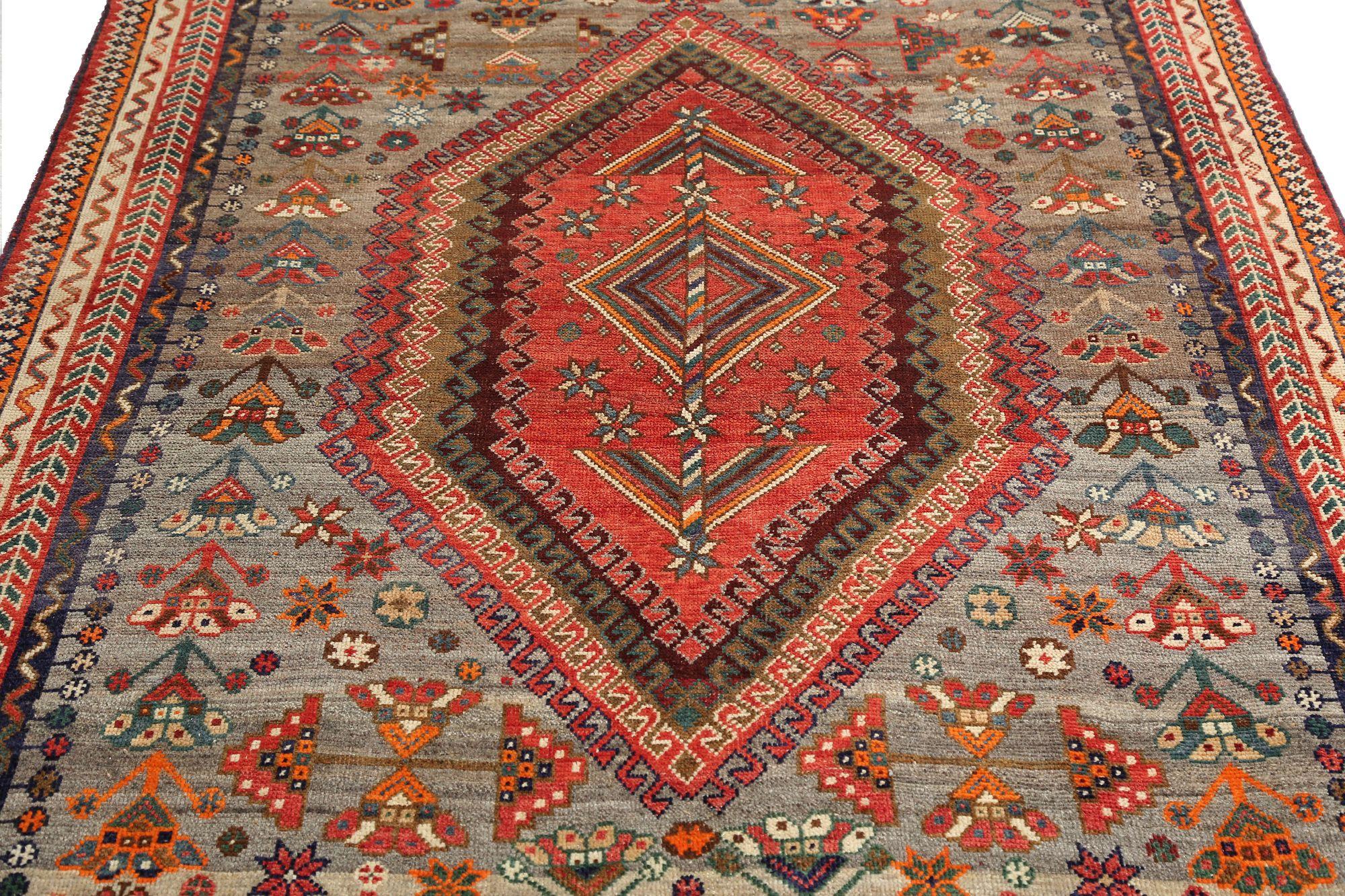 Entdecken Sie die Eleganz des persischen Shiraz mit dem kleinen Teppich von CIRCA 1910. Dieses exklusive Design aus Wolle und GrayRed ist perfekt, um Ihren Raum zu verschönern.