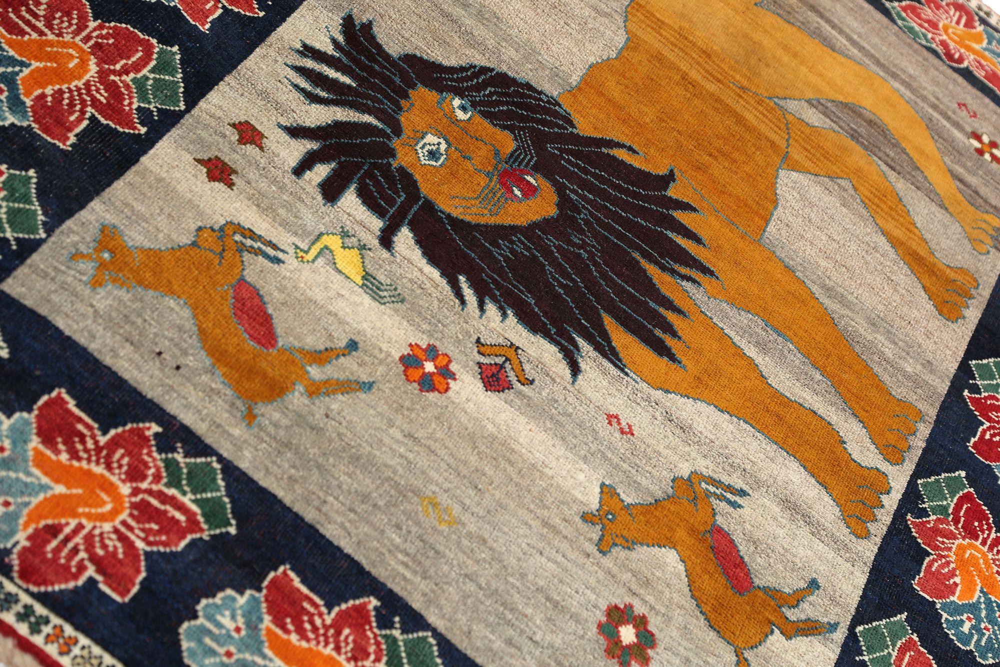 Entdecken Sie die Eleganz des persischen Shiraz mit dem kleinen Teppich von CIRCA 1910. Dieses exklusive Design aus Wolle und Elfenbein ist perfekt, um Ihren Raum zu verschönern.