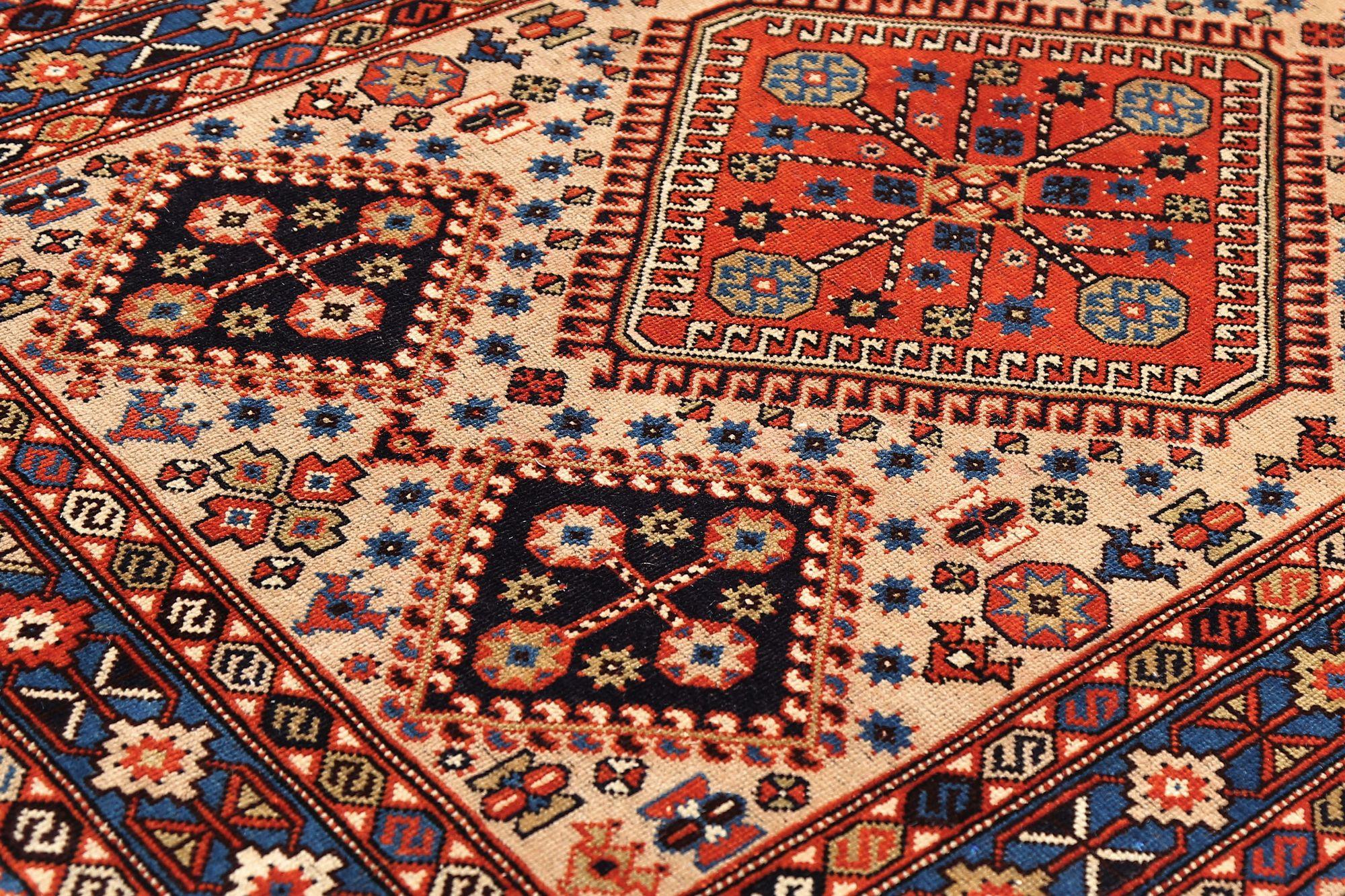 Entdecken Sie die Eleganz des persischen Shiraz mit dem kleinen Teppich von CIRCA 1910. Dieses exklusive Design aus Wolle und Elfenbein ist perfekt, um Ihren Raum zu verschönern.