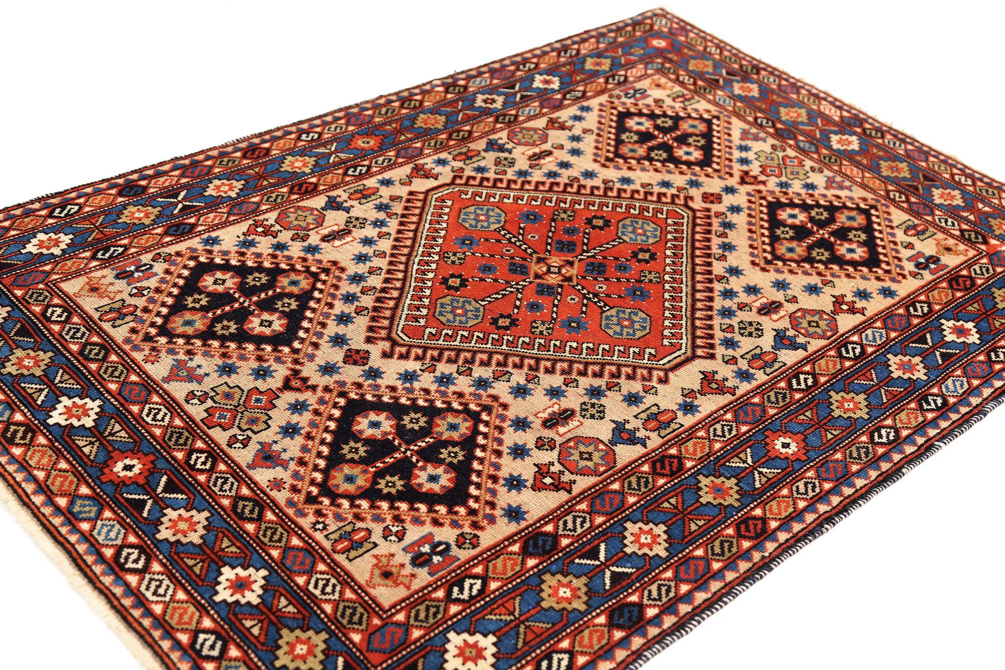 Persischer Shiraz-Teppich aus Wolle mit elfenbeinfarbenem Design - 96940 (Irakisch) im Angebot