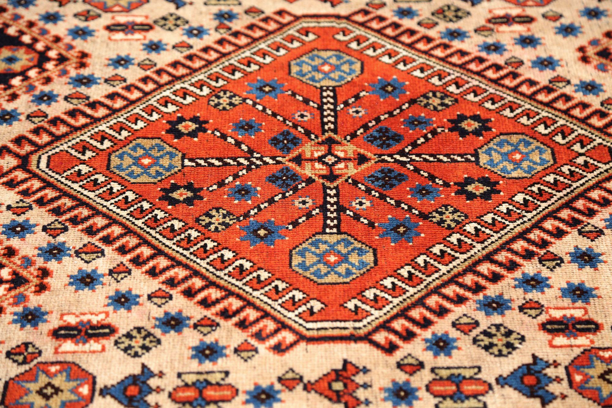 Persischer Shiraz-Teppich aus Wolle mit elfenbeinfarbenem Design - 96940 (20. Jahrhundert) im Angebot