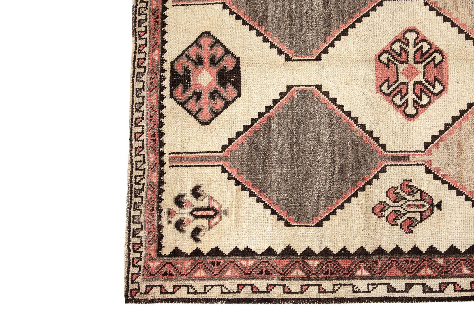 Entdecken Sie die Eleganz des persischen Shiraz mit dem kleinen Teppich von CIRCA 1910. Dieses exklusive Design aus Wolle und Elfenbein ist perfekt, um Ihren Raum zu verschönern.