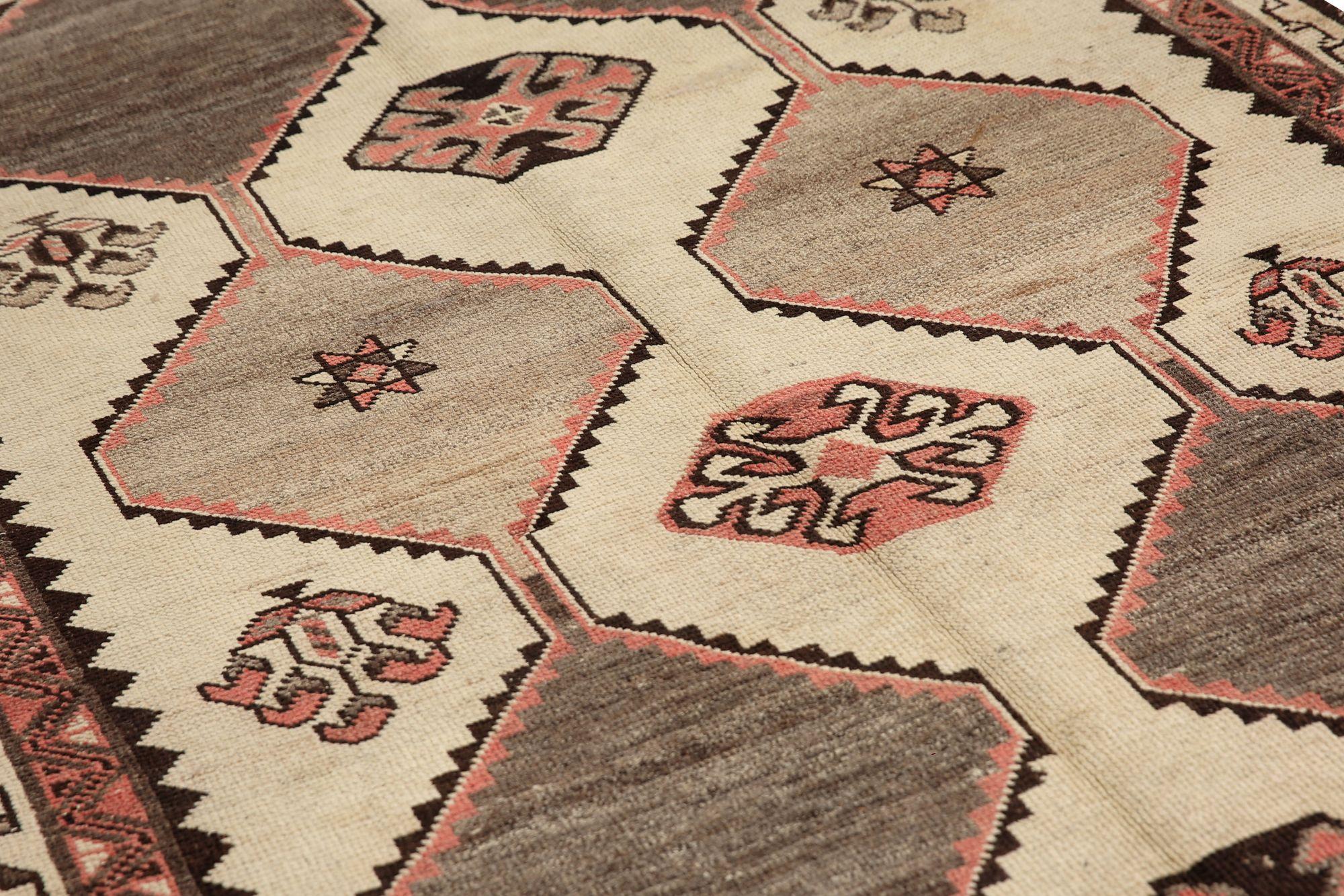 Persischer Shiraz-Teppich aus Wolle mit elfenbeinfarbenem Design - 97399 (Irakisch) im Angebot