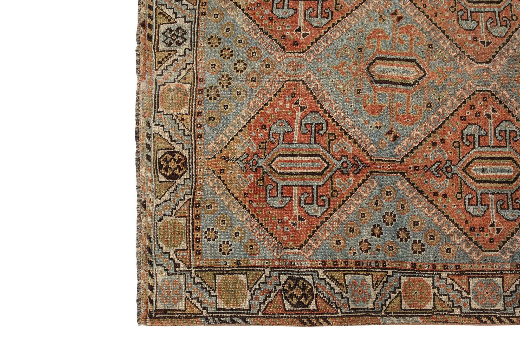 Entdecken Sie die Eleganz des persischen Shiraz mit dem kleinen Teppich von CIRCA 1910. Dieses exklusive Design aus Wolle und ElfenbeinHellblauRot ist perfekt, um Ihren Raum zu verschönern.