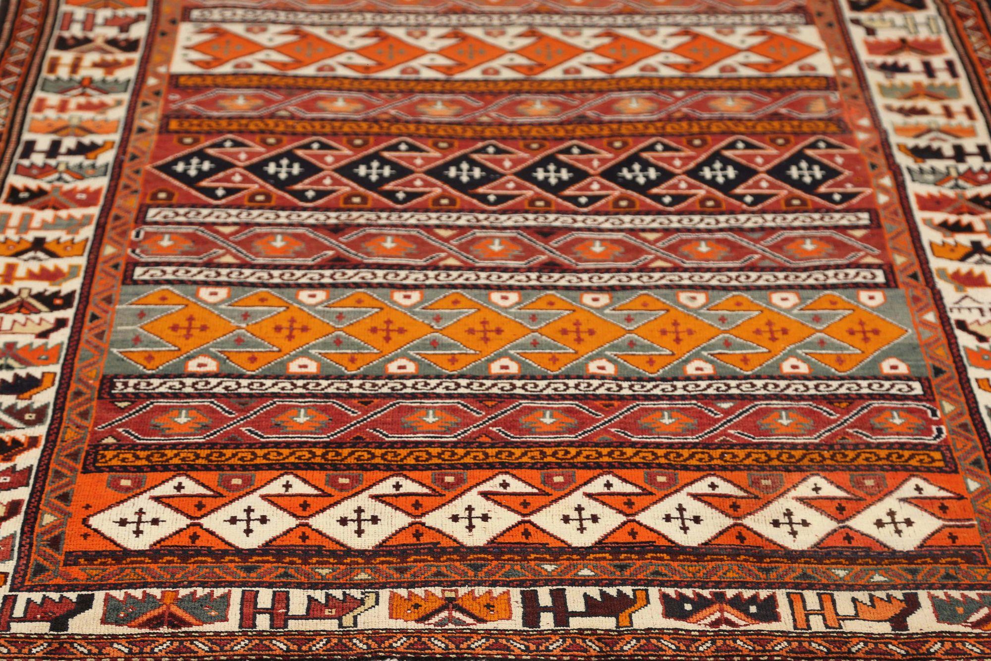 Entdecken Sie die Eleganz des persischen Shiraz mit dem kleinen Teppich von CIRCA 1910. Dieses exklusive Design aus Wolle und ElfenbeinOrangeRot ist perfekt, um Ihren Raum zu verschönern.