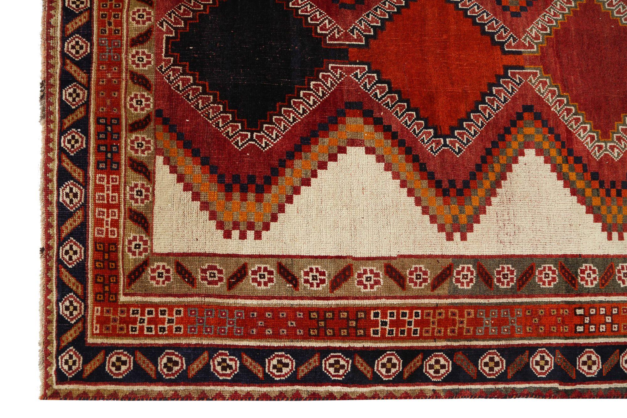Entdecken Sie die Eleganz des persischen Shiraz mit dem kleinen Teppich von CIRCA 1910. Dieses exklusive Design aus Wolle und ElfenbeinOrangeRotGelb ist perfekt, um Ihren Raum zu verschönern.