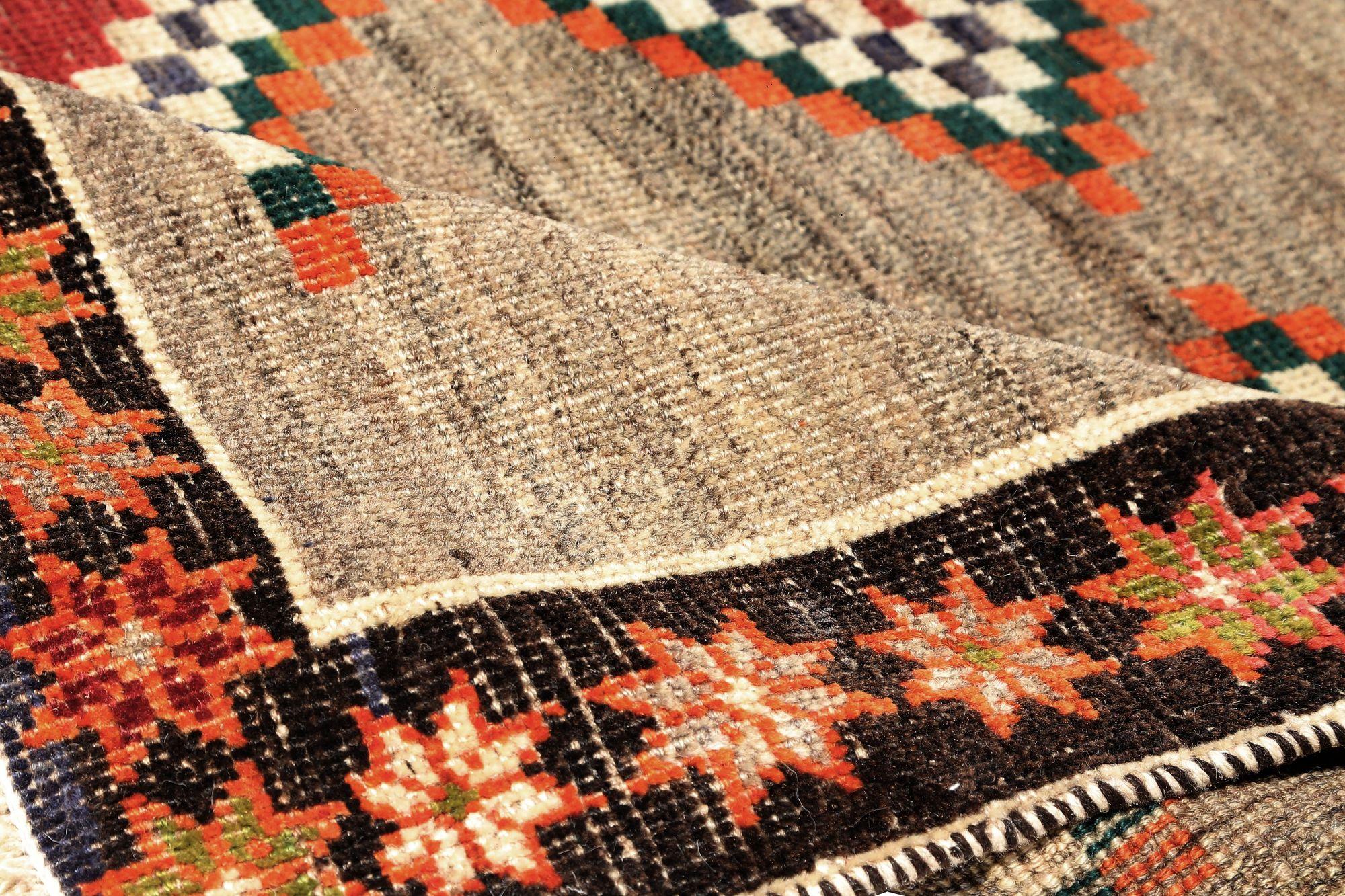 Entdecken Sie die Eleganz des persischen Shiraz mit dem kleinen Teppich von CIRCA 1940. Dieses exklusive Design aus Wolle und ElfenbeinOrangeTaupe ist perfekt, um Ihren Raum zu verschönern.