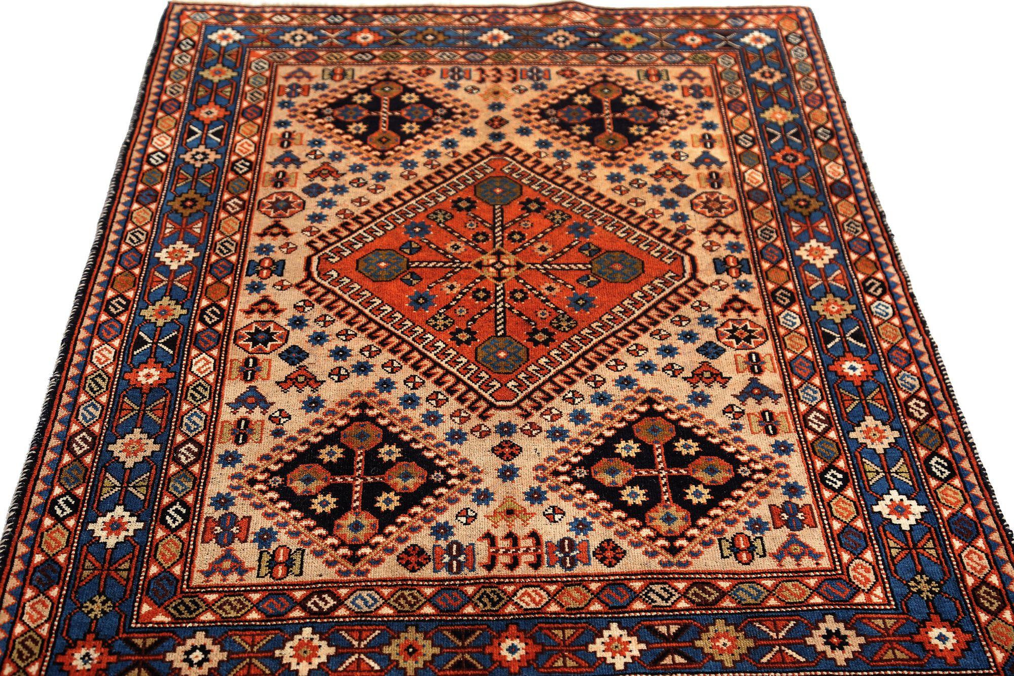 Scopri l'eleganza del tappeto persiano Shiraz di piccole dimensioni del 1940. Progettato con lana e IvoryRed, questo design esclusivo è perfetto per valorizzare il tuo spazio.