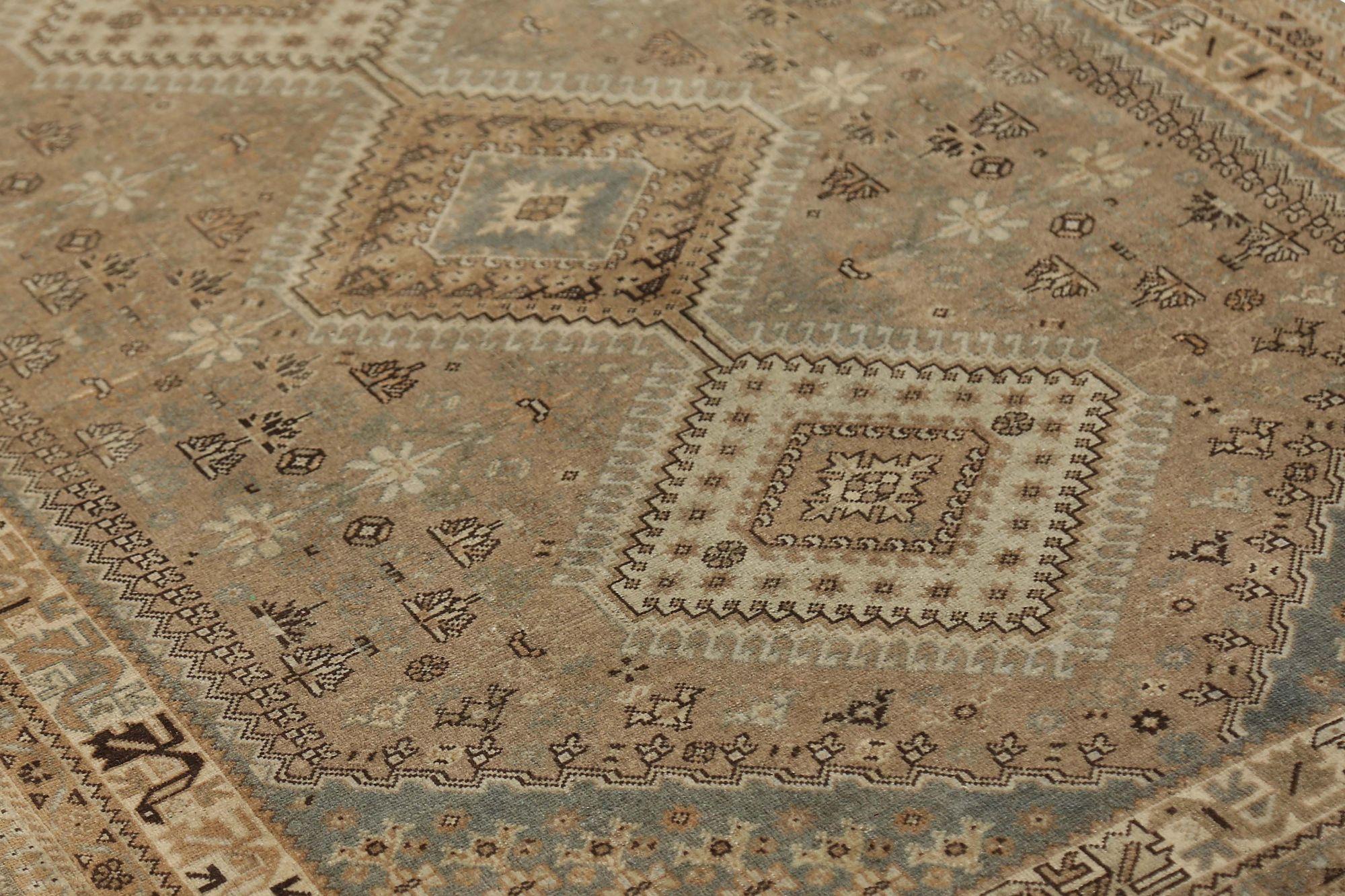 Scopri l'eleganza del tappeto persiano Shiraz di piccole dimensioni del 1910. Progettato con lana e IvoryTaupe, questo design esclusivo è perfetto per valorizzare il tuo spazio.