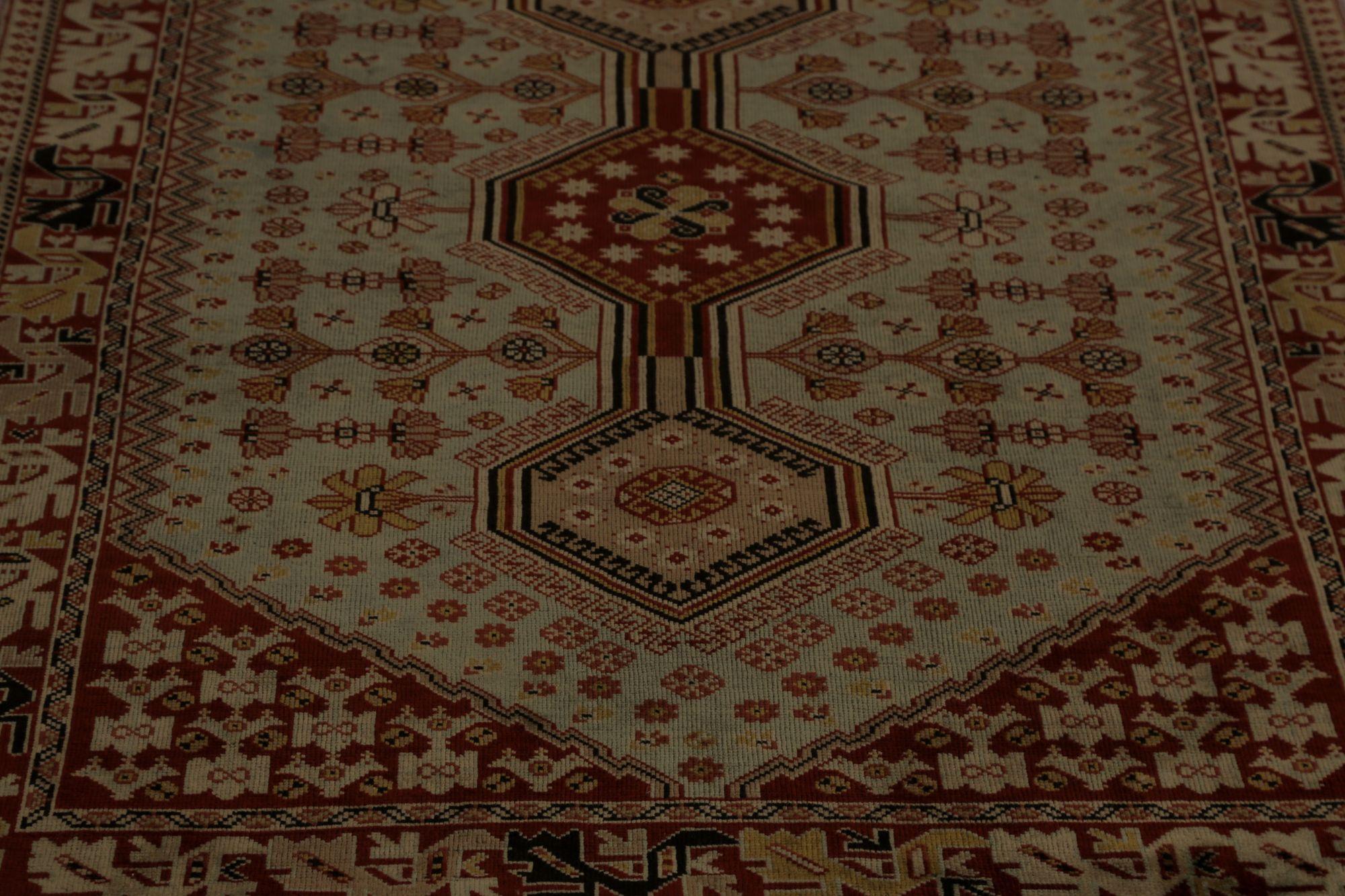 Entdecken Sie die Eleganz des persischen Shiraz mit dem kleinen Teppich von CIRCA 1910. Dieses exklusive Design aus Wolle und Hellblau-Rot ist perfekt, um Ihren Raum zu verschönern.