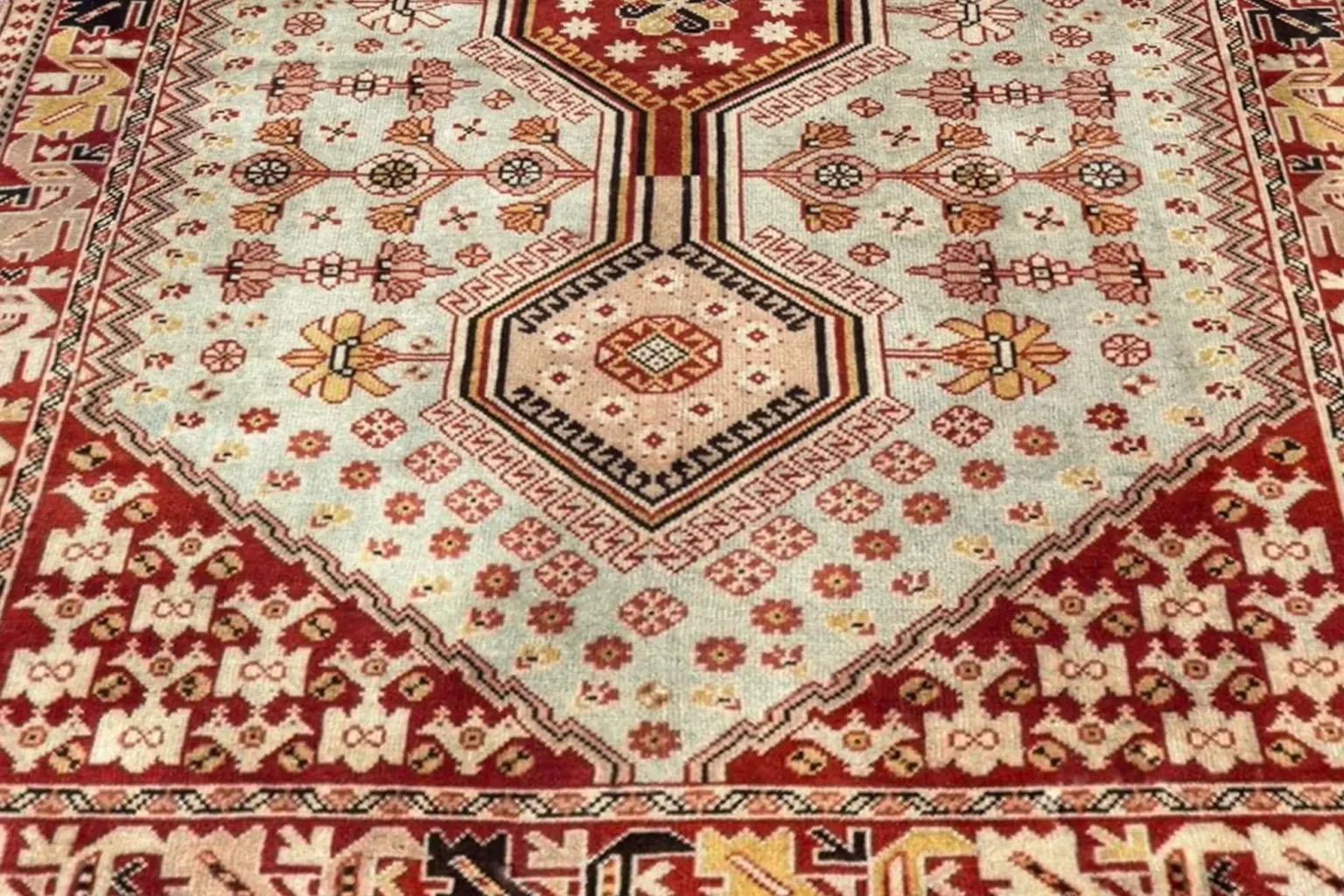 Persian Shiraz Small Rug - light Blue & Red In Excellent Condition For Sale In Dallas, TX