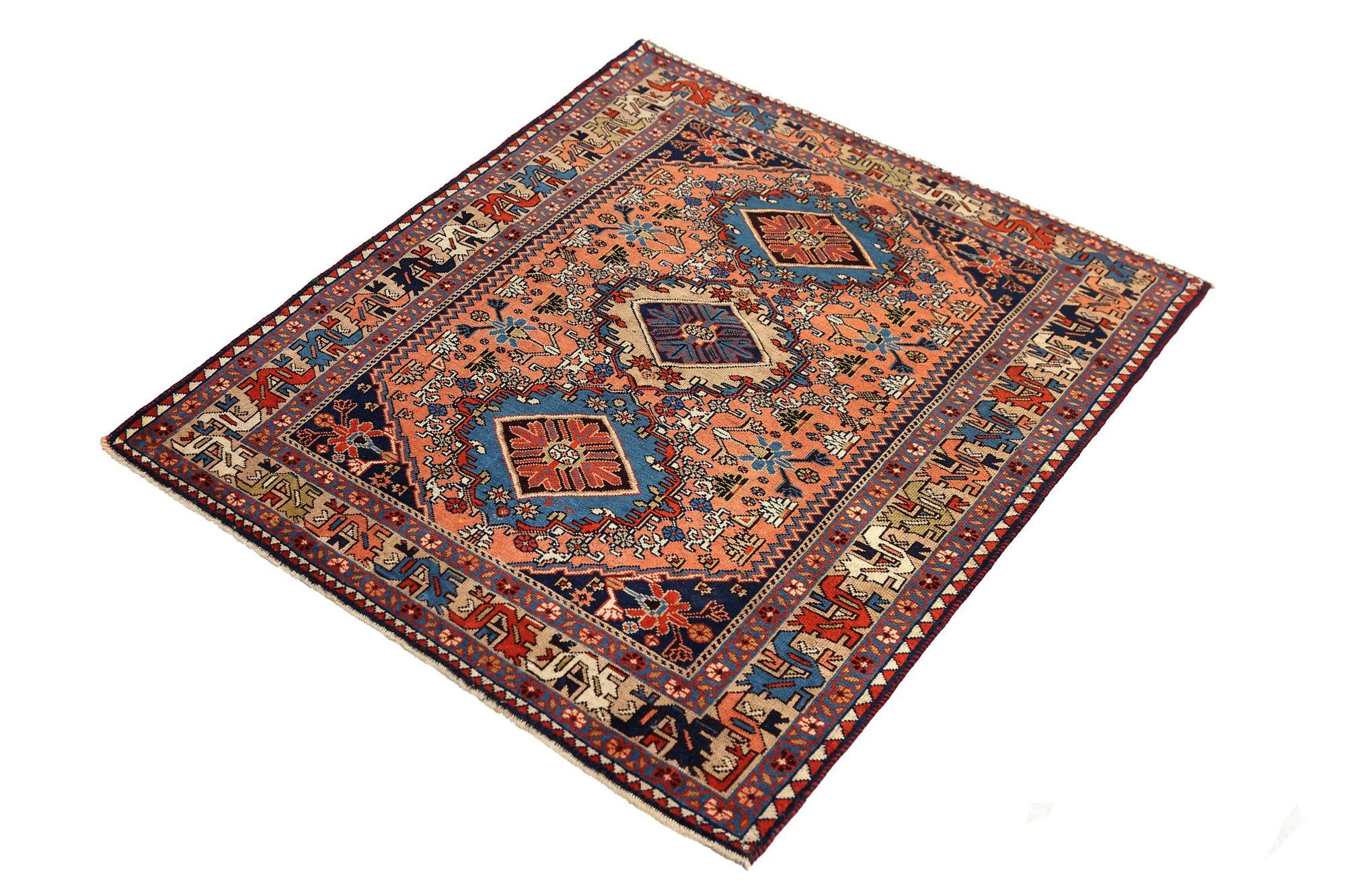 Scopri l'eleganza del tappeto persiano Shiraz di piccole dimensioni del 1910. Progettato con lana e arancio, questo design esclusivo è perfetto per valorizzare il tuo spazio.