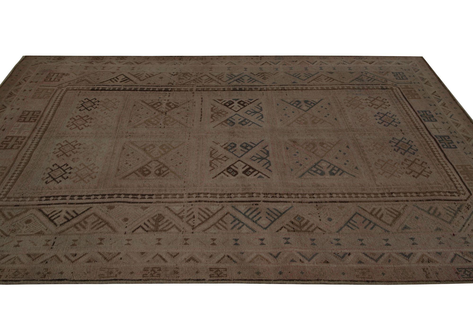 Persischer Shiraz-Teppich aus Wolle in Rosa mit rosa Design - 96986 im Zustand „Hervorragend“ im Angebot in Dallas, TX