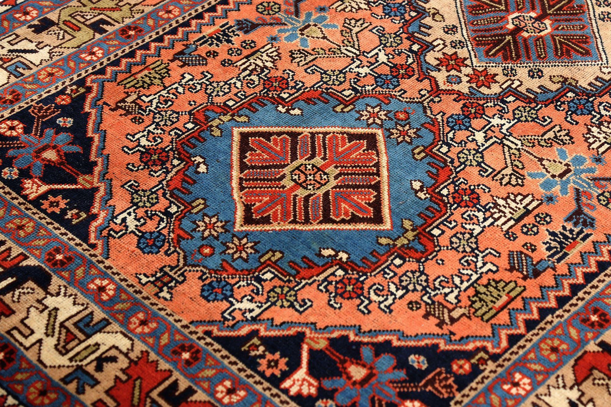Entdecken Sie die Eleganz des persischen Shiraz mit dem kleinen Teppich von CIRCA 1910. Dieses exklusive Design aus Wolle und Rosa ist perfekt, um Ihren Raum zu verschönern.