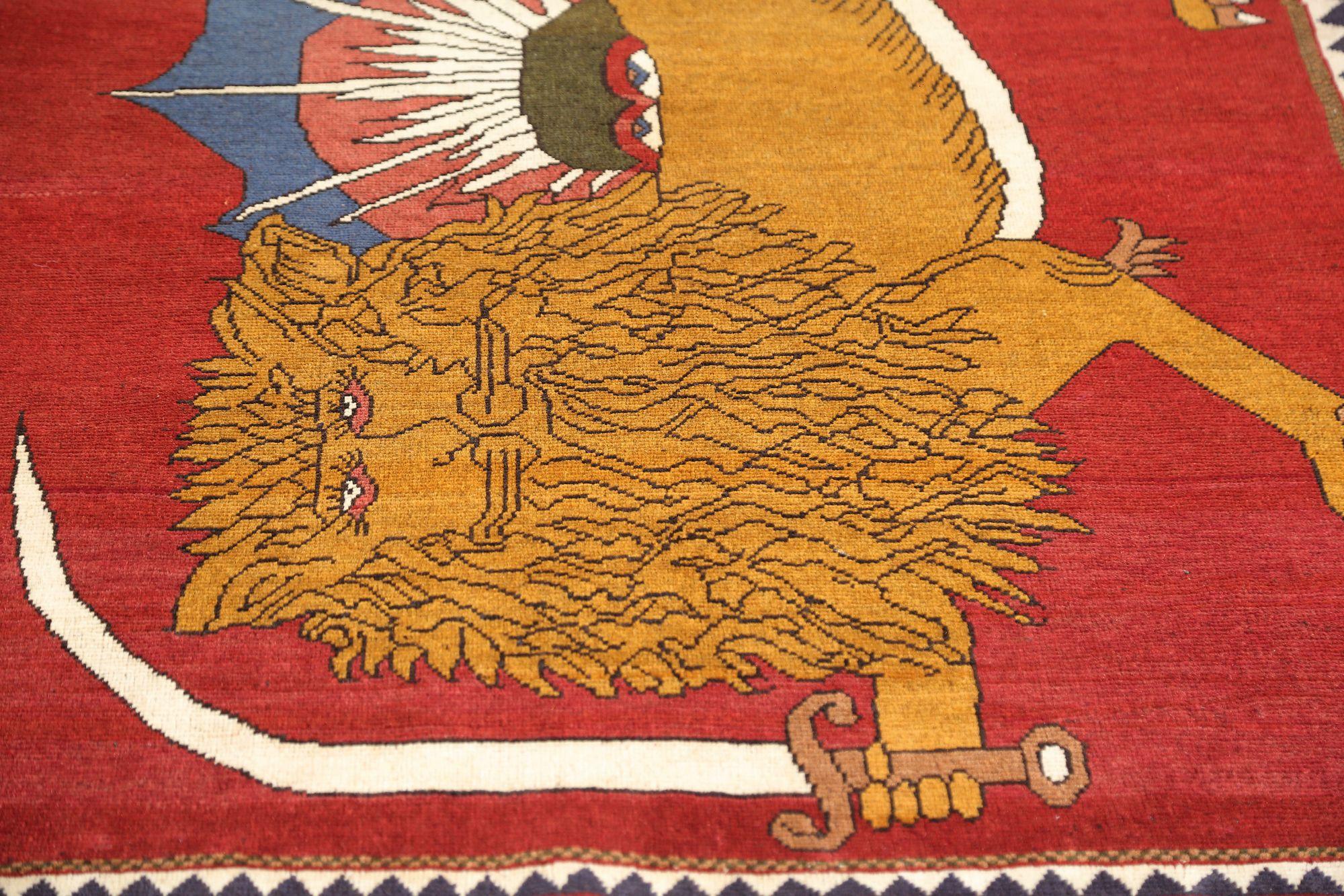 Entdecken Sie die Eleganz des persischen Shiraz mit dem kleinen Teppich von CIRCA 1940. Dieses exklusive Design aus Wolle und Rot ist perfekt, um Ihren Raum zu verschönern.