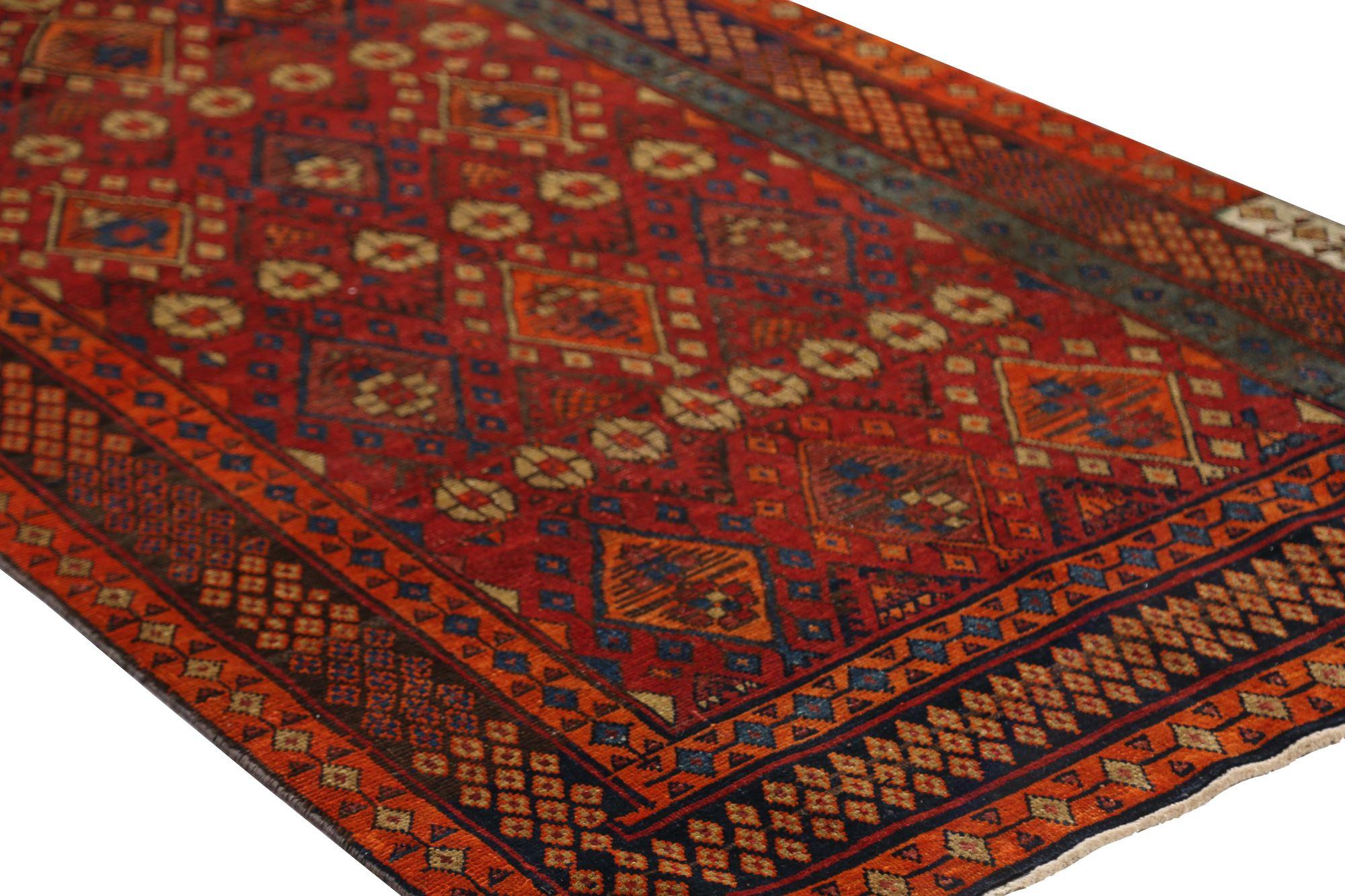 Entdecken Sie die Eleganz des persischen Shiraz mit dem kleinen Teppich von CIRCA 1910. Dieses exklusive Design aus Wolle und Rot ist perfekt, um Ihren Raum zu verschönern.