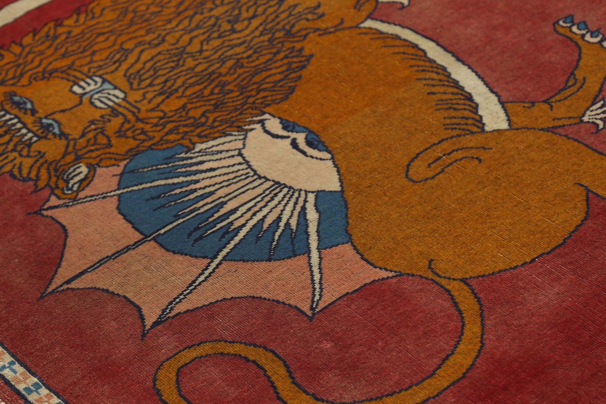 Entdecken Sie die Eleganz des persischen Shiraz mit dem kleinen Teppich von CIRCA 1910. Dieses exklusive Design aus Wolle und Rot ist perfekt, um Ihren Raum zu verschönern.