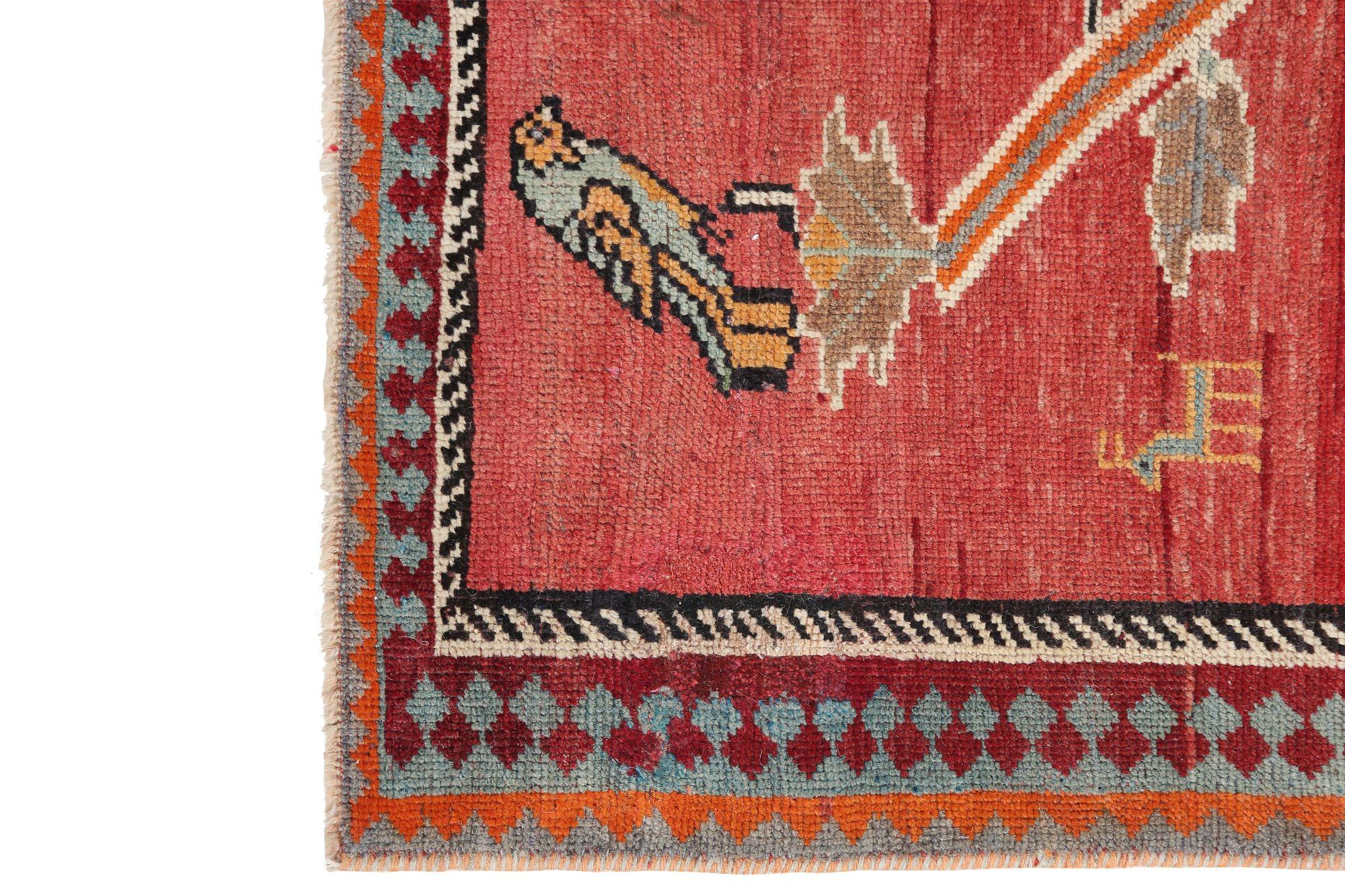 Entdecken Sie die Eleganz des persischen Shiraz mit dem kleinen Teppich von CIRCA 1910. Dieses exklusive Design aus Wolle und Rot ist perfekt, um Ihren Raum zu verschönern.