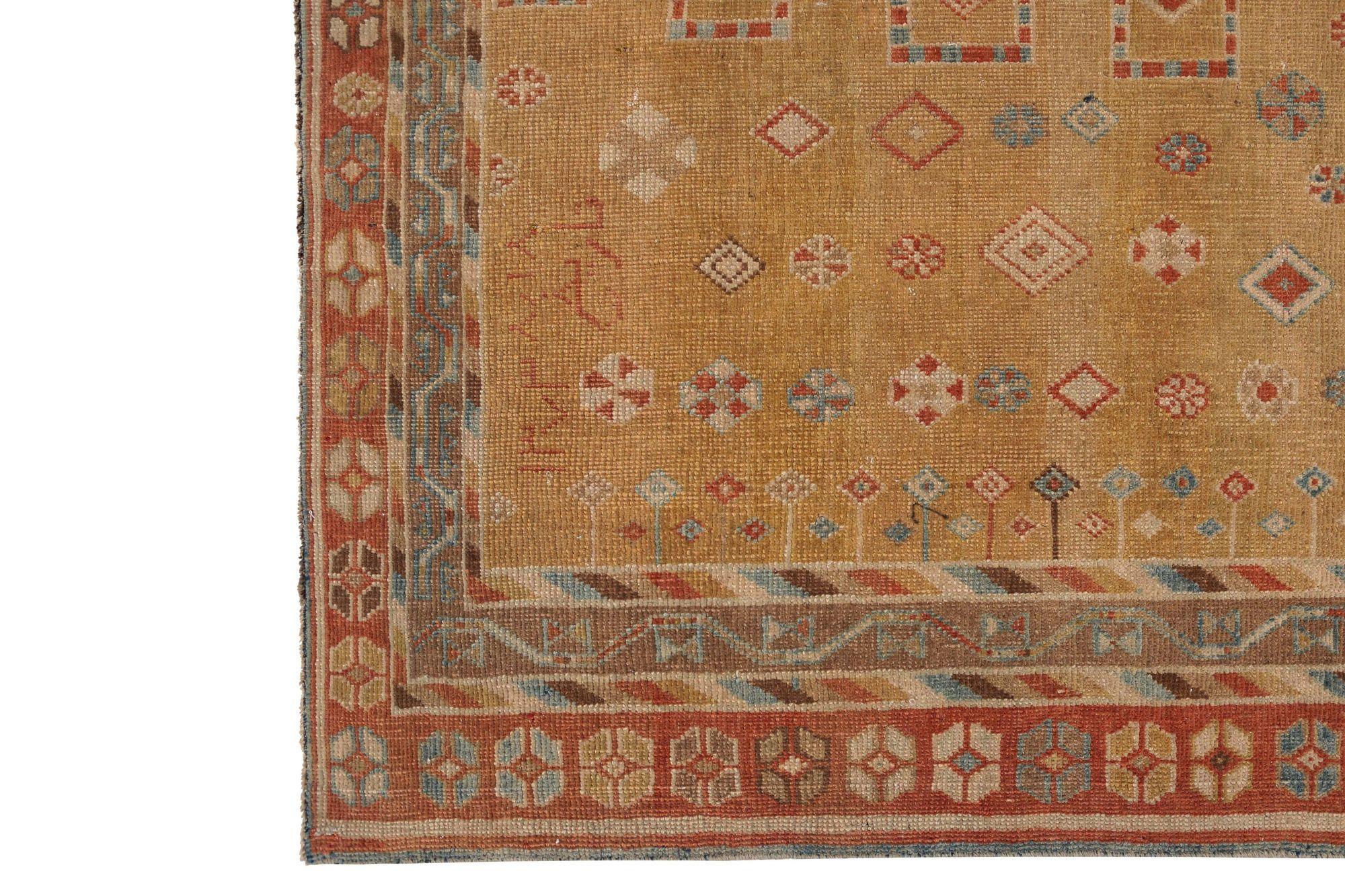 Découvrez l'élégance d'un petit tapis persan Shiraz datant de 1910. Conçu avec de la laine et du Design/One, ce design exclusif est parfait pour mettre en valeur votre espace.