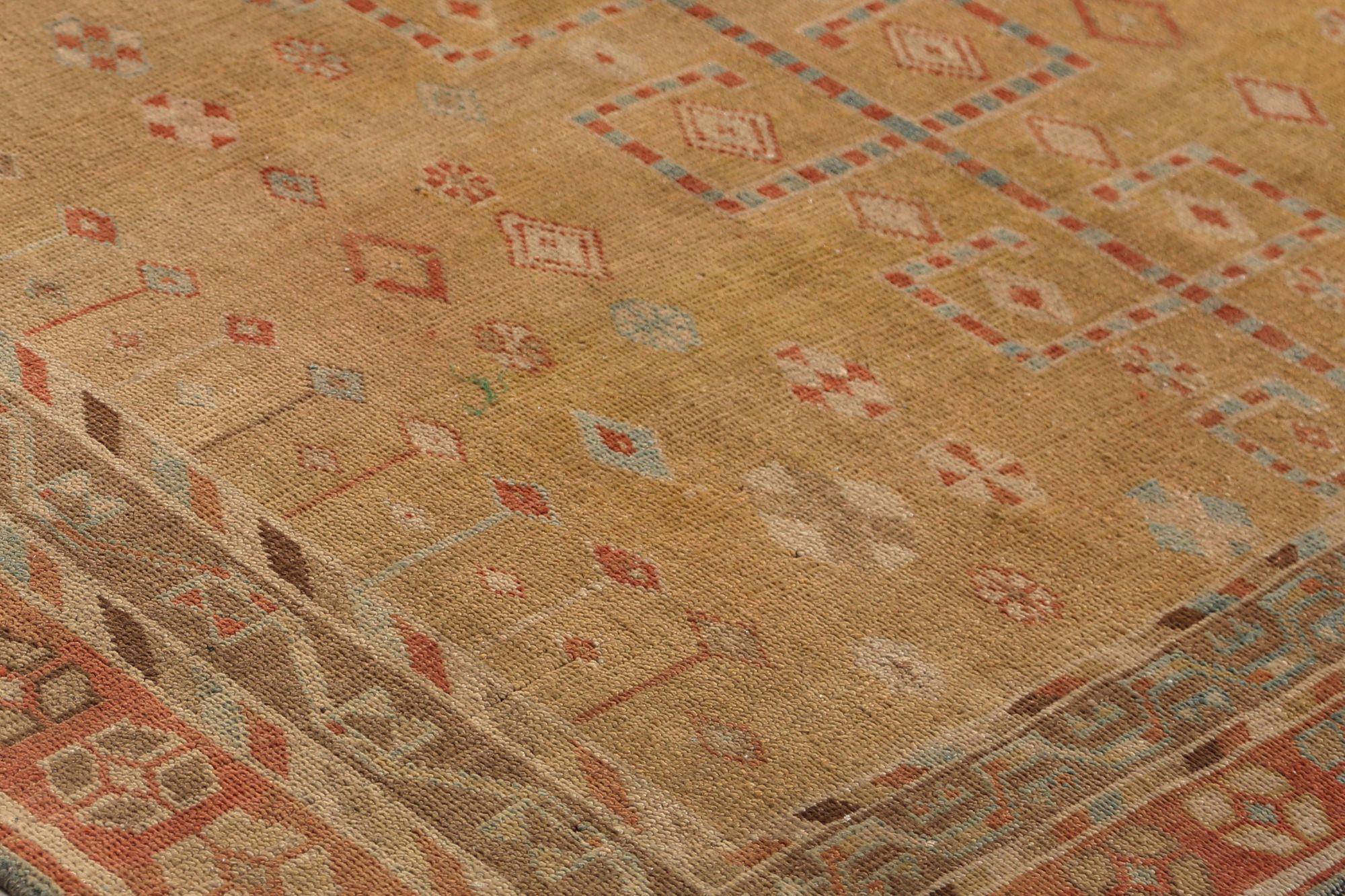 20ième siècle Petit tapis persan Shiraz - Design en laine rouge jaune - 97445 en vente