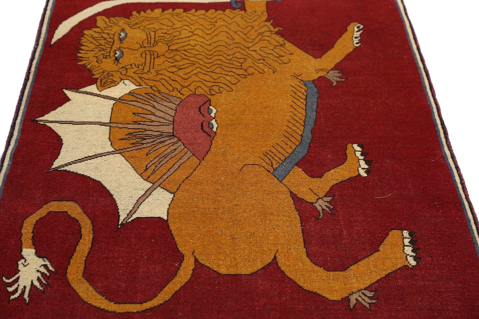 Entdecken Sie die Eleganz des persischen Shiraz mit dem kleinen Teppich von CIRCA 1940. Dieses exklusive Design aus Wolle und RotGelb ist perfekt, um Ihren Raum zu verschönern.