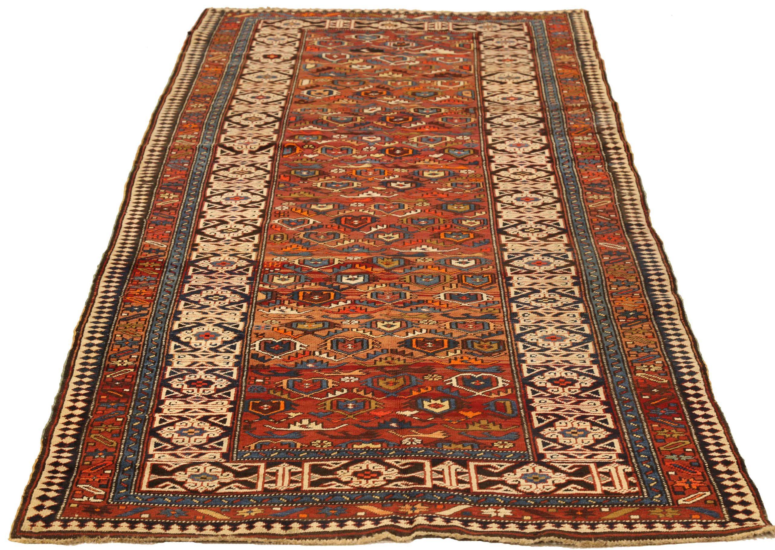Entdecken Sie die Eleganz des persischen Schirwan mit seinen um 1880 gefertigten Flächenteppichen. Dieses exklusive Design, das mit viel Liebe zum Detail entworfen wurde, ist perfekt, um Ihren Raum zu verschönern.