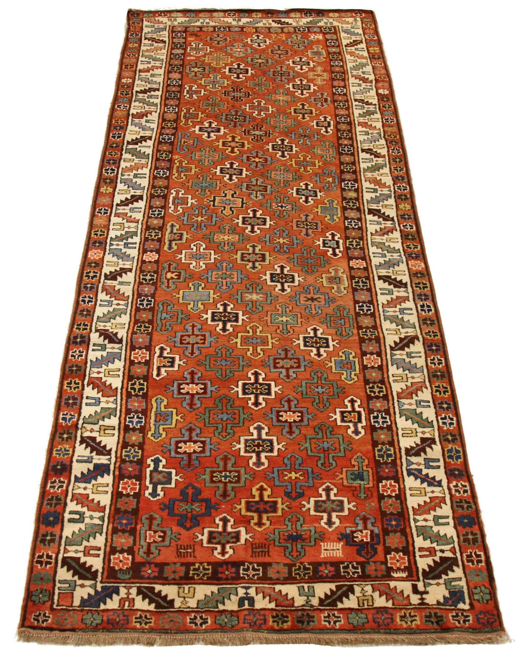 Entdecken Sie die Eleganz des persischen Schirwan-Teppichs mit Läufer aus der Zeit um 1880. Dieses exklusive Design aus Wolle und Blau-Elfenbein-Rot-Gelb ist perfekt, um Ihren Raum zu verschönern.