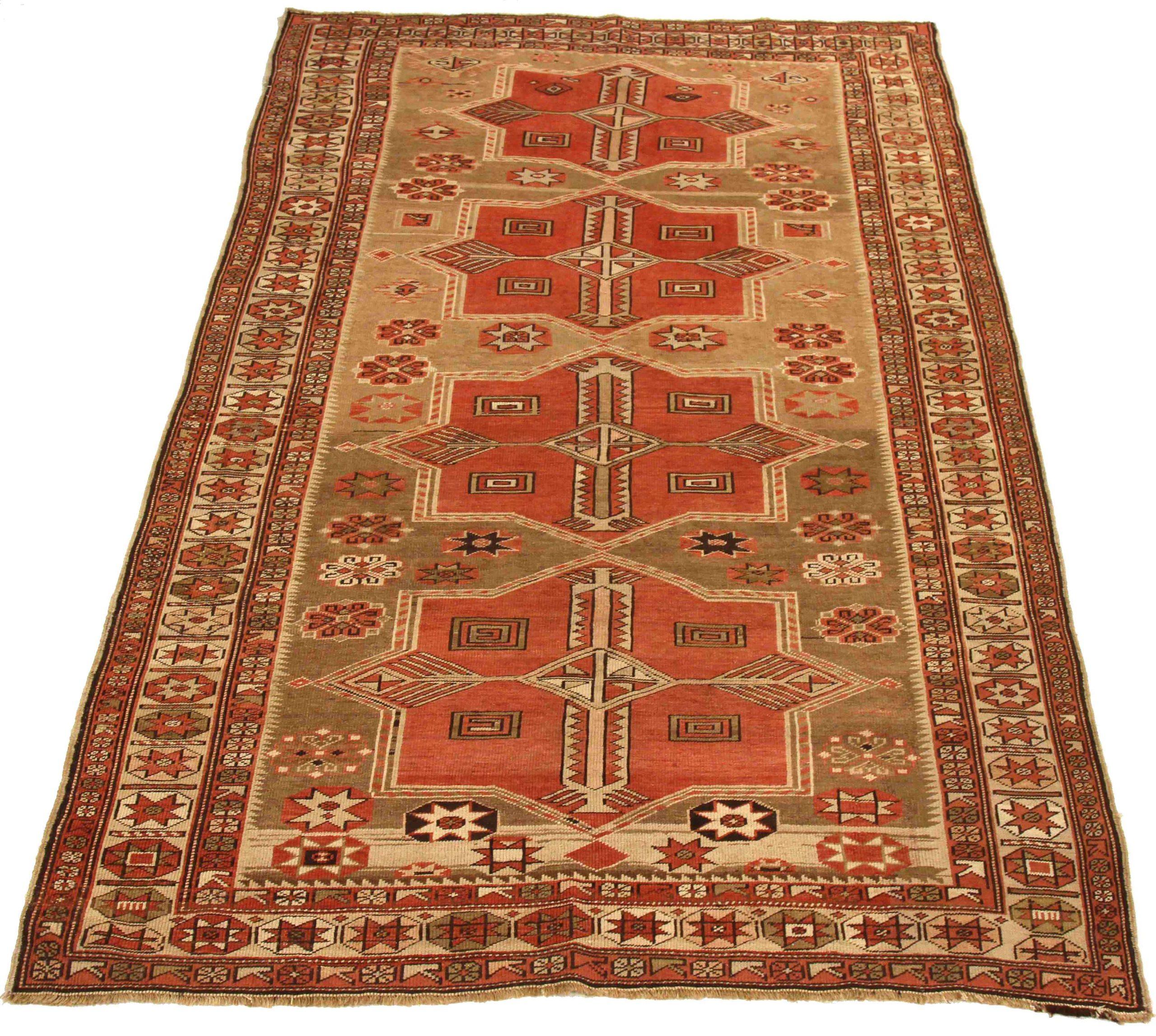 Entdecken Sie die Eleganz des persischen Schirwan mit dem kleinen Teppich von CIRCA 1910. Dieses exklusive Design aus Wolle und IvoryRedTaupe ist perfekt, um Ihren Raum zu verschönern.