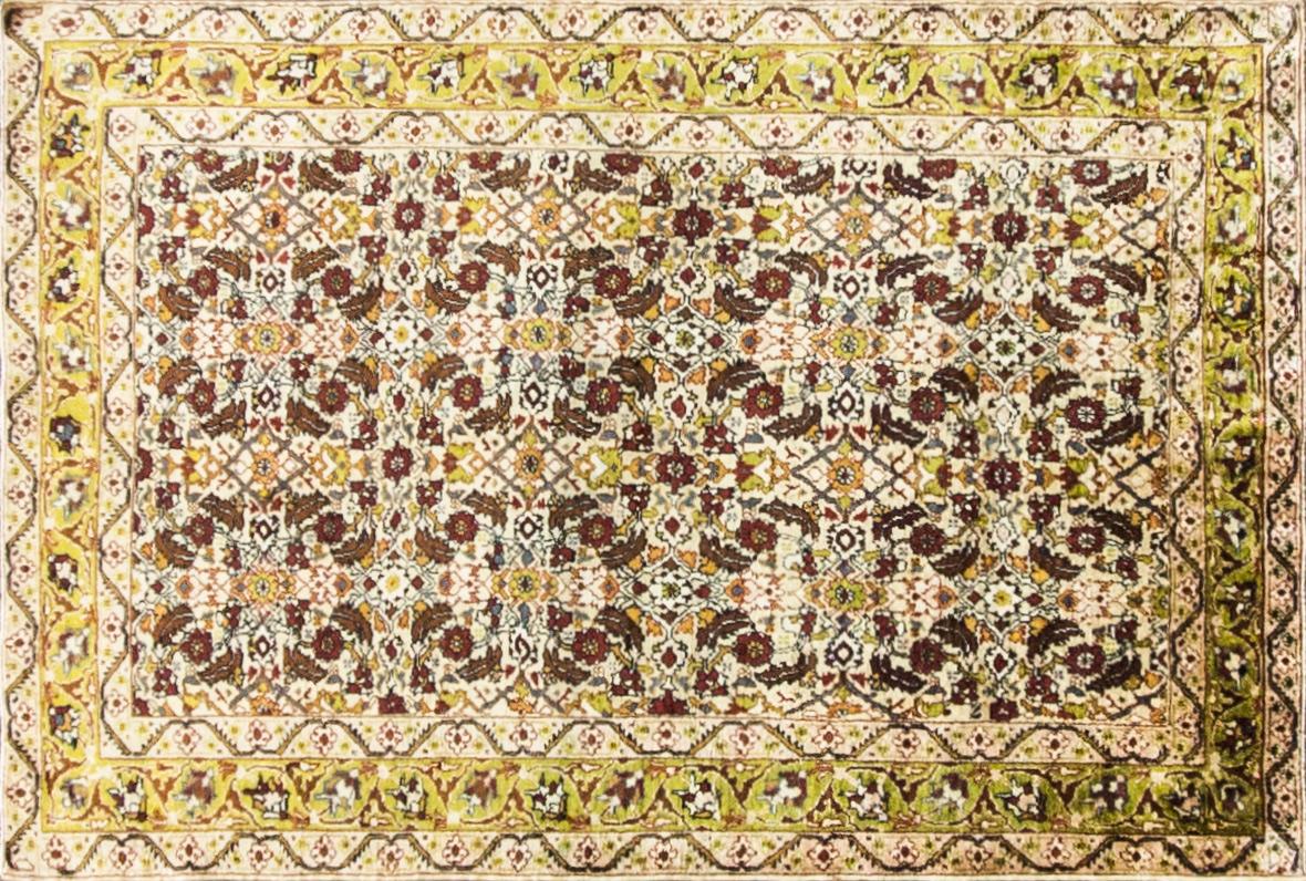 Joli tapis turc en soie des années 1920, à motifs Heriz et Condit, en excellent état.