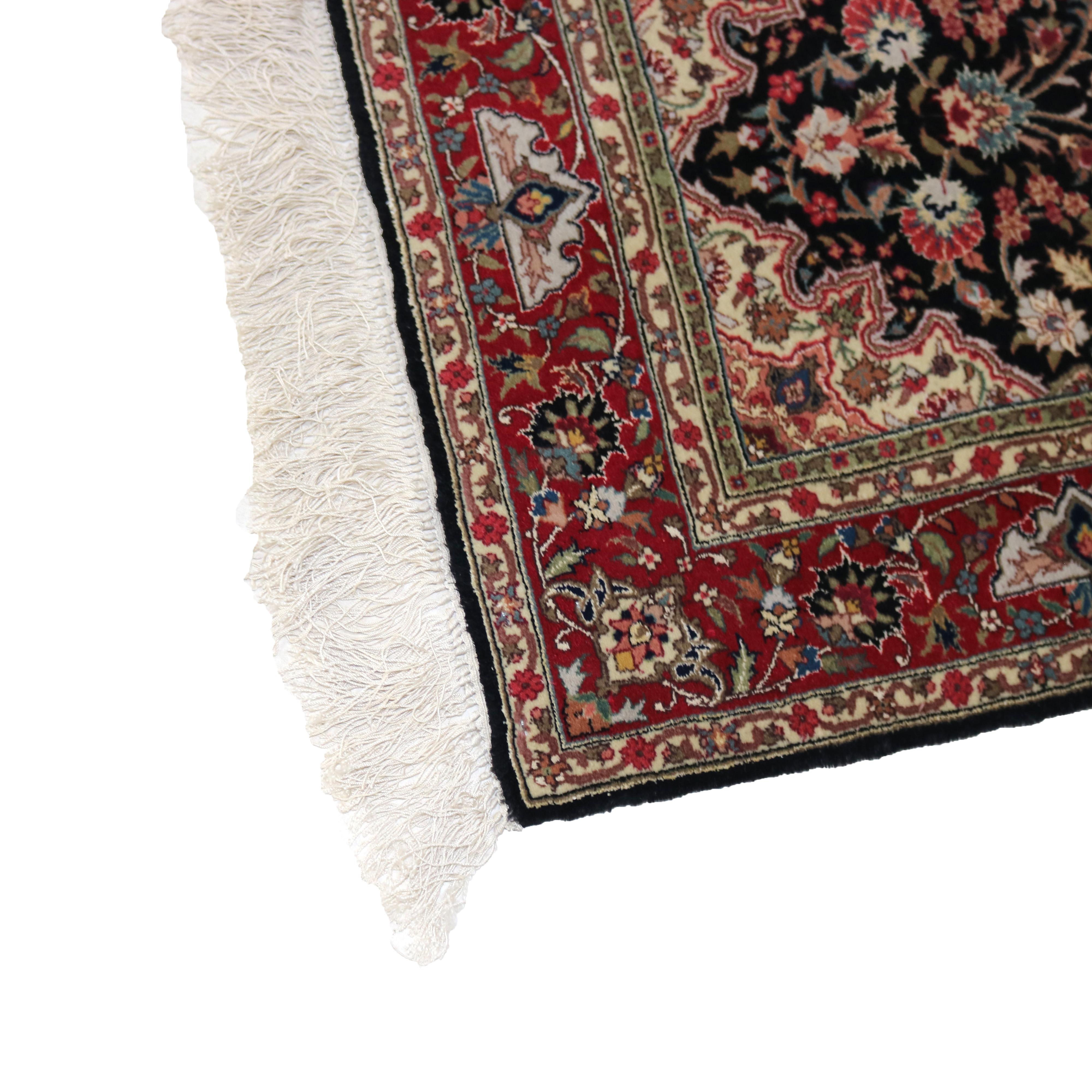 Asiatico Tappeto da lancio persiano in seta Kashan del XX secolo in vendita