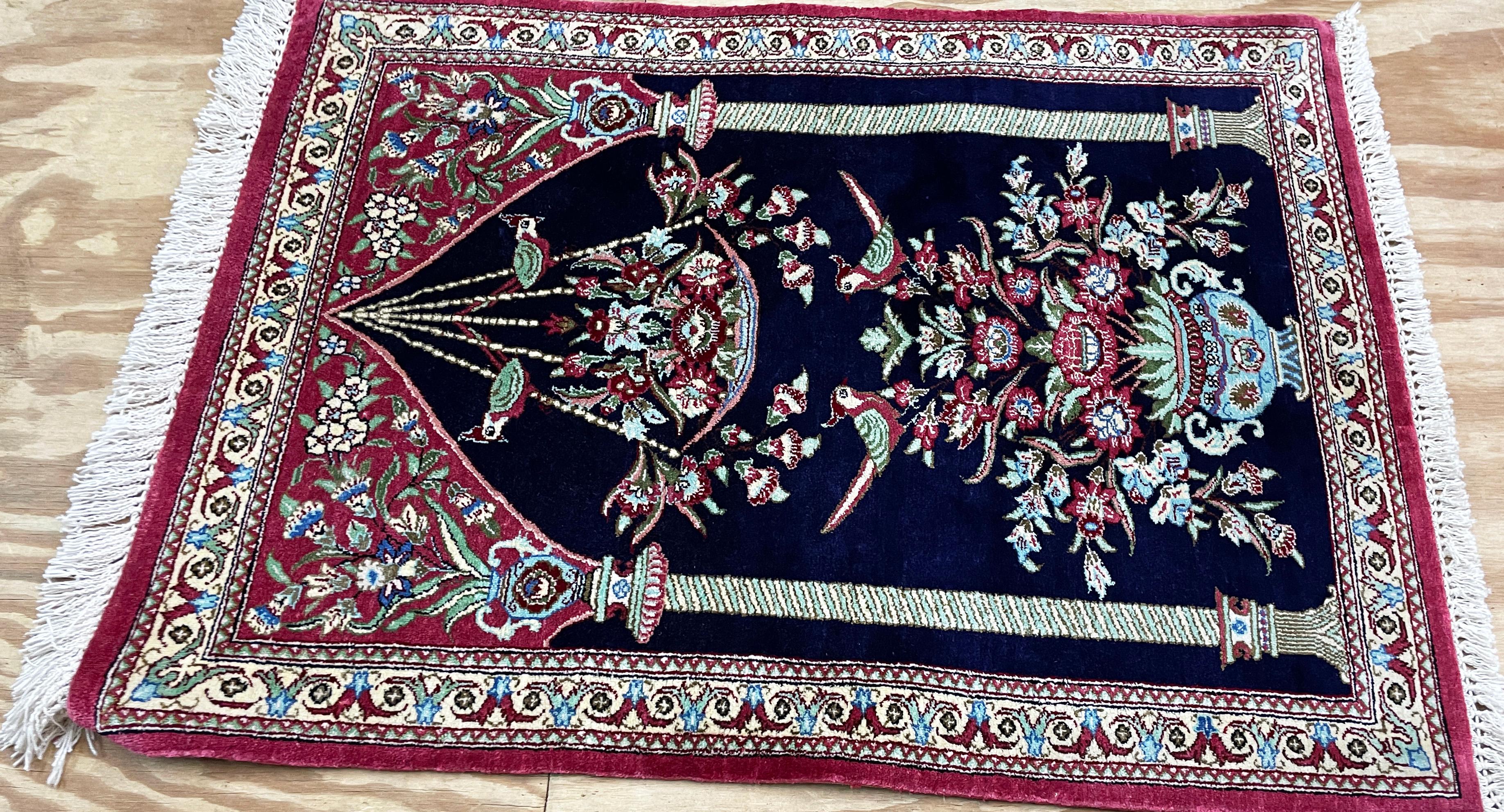 Qum-Teppiche aus persischer Seide, die aus der Stadt Qum (Qom) im Zentraliran stammen, sind bekannt für ihre exquisite Handwerkskunst, ihre komplizierten Designs und ihre luxuriösen Materialien. Diese Teppiche werden von Sammlern und Liebhabern