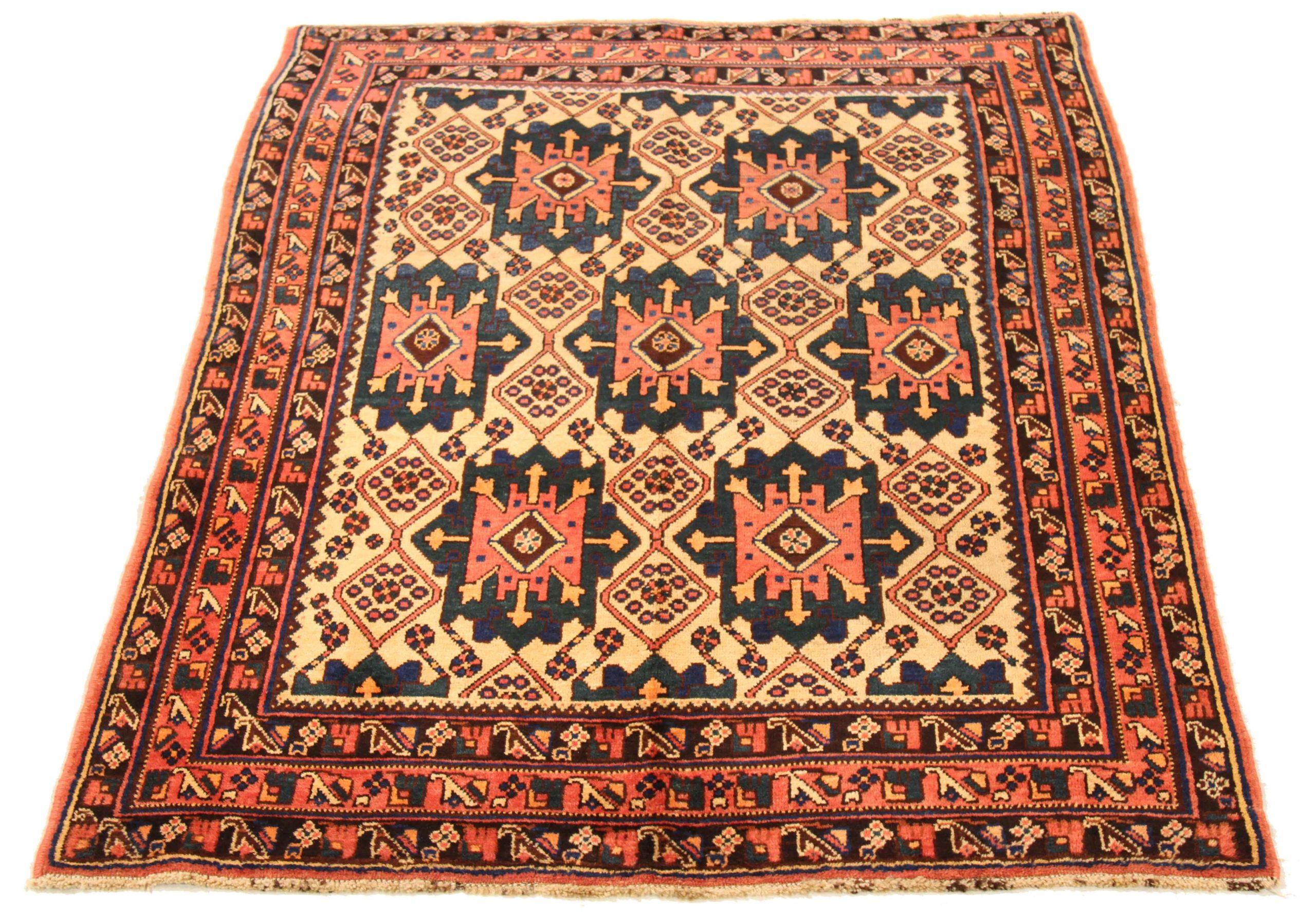 Entdecken Sie die Eleganz des persischen Sirjan mit Teppichen aus der Zeit um 1880. Dieses exklusive Design, das mit viel Liebe zum Detail entworfen wurde, ist perfekt, um Ihren Raum zu verschönern.