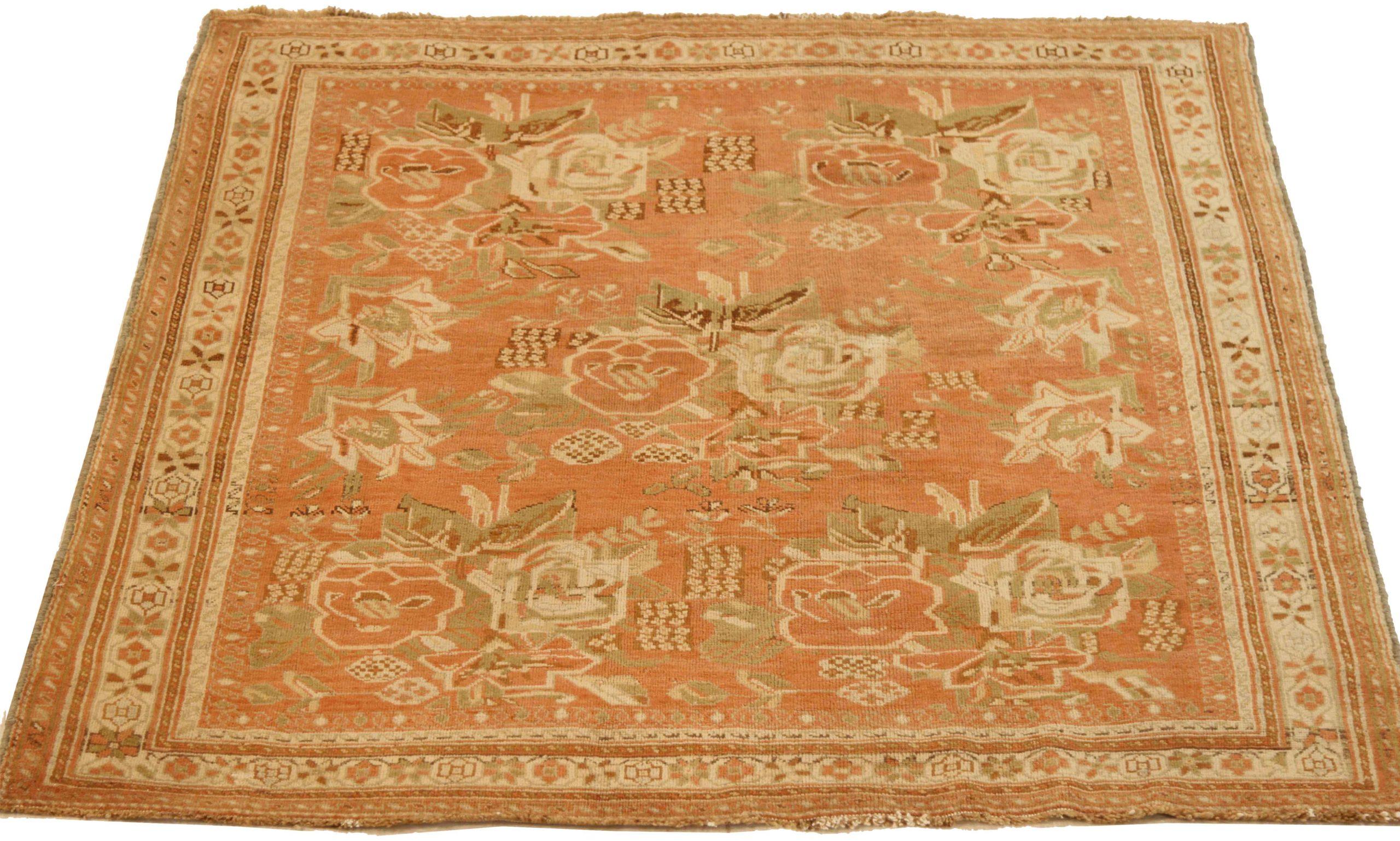 Entdecken Sie die Eleganz des persischen Sirjan mit Teppichen aus der Zeit um 1880. Dieses exklusive Design, das mit viel Liebe zum Detail entworfen wurde, ist perfekt, um Ihren Raum zu verschönern.